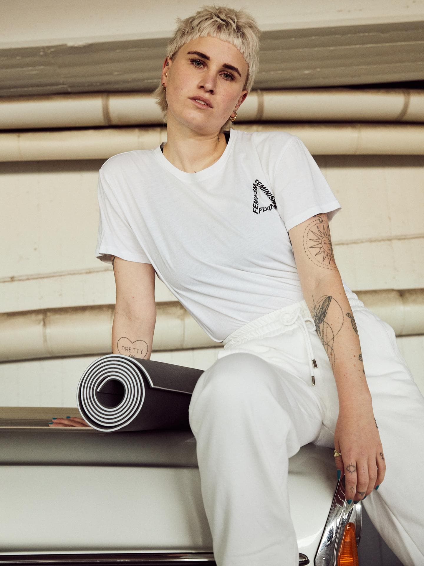 Model mit Yogamatte von yõyoka