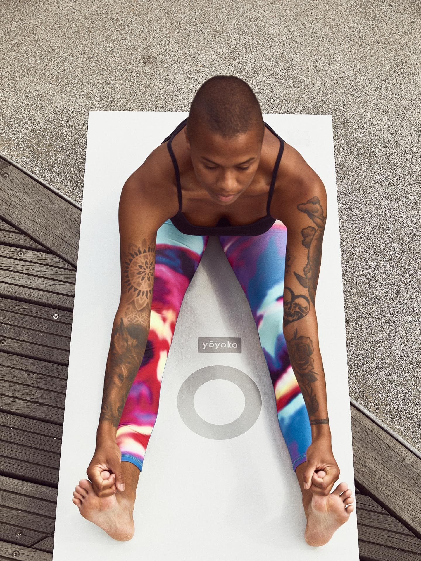 Model mit Yogamatte von yõyoka