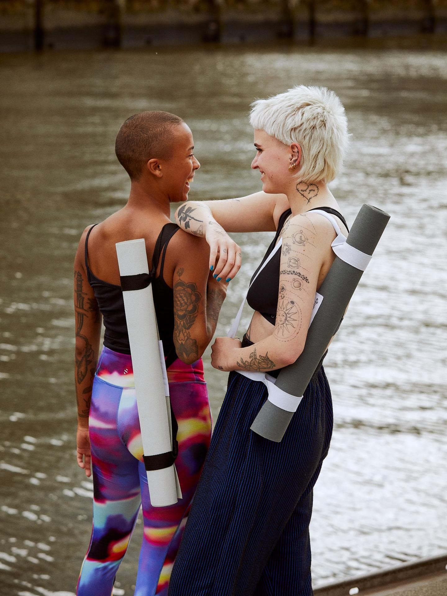 Model mit Yogamatte von yõyoka
