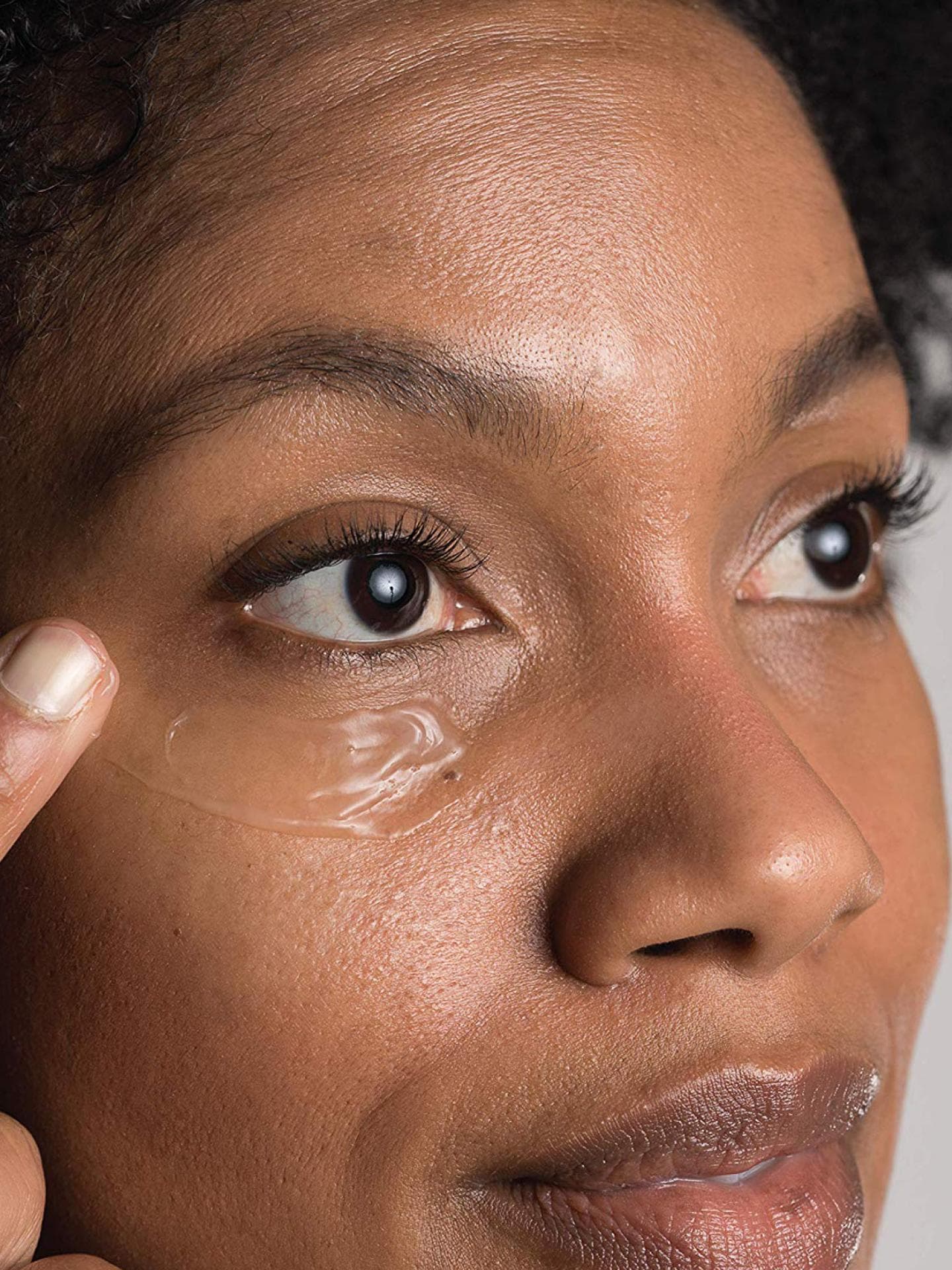 Augen Gel wird aufgetragen