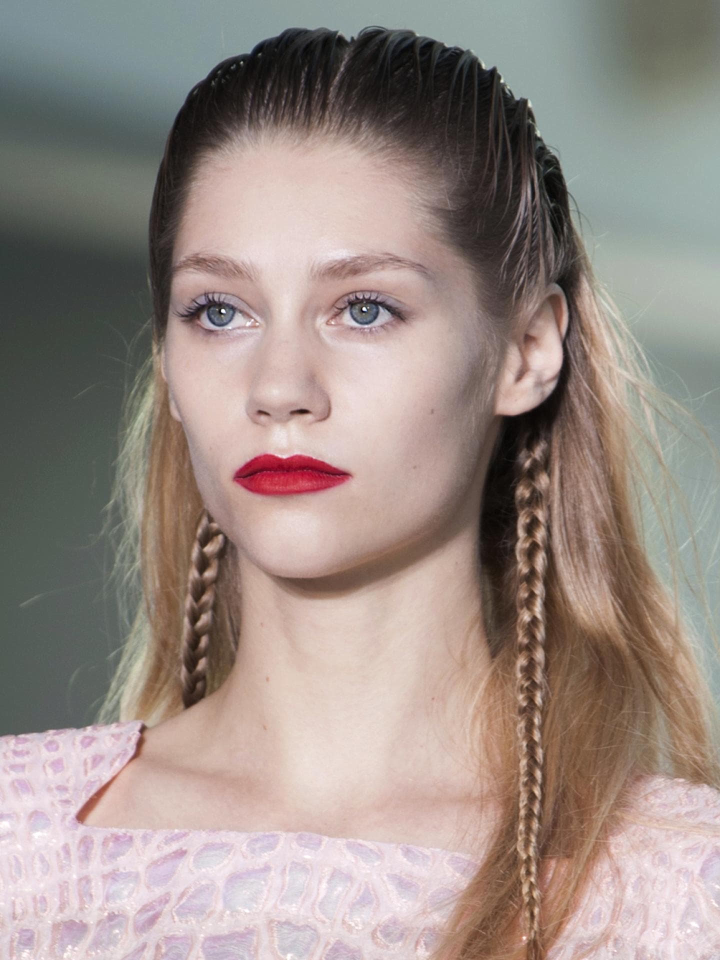 Model mit zwei geflochtenen Haarsträhnen