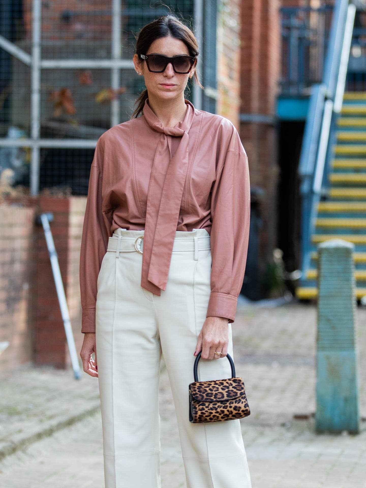 influencer mit lederbluse altrosa