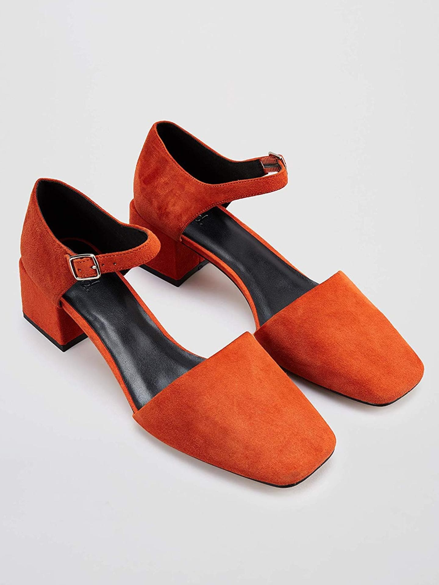 Rote Mary Janes mit eckiger Kappe
