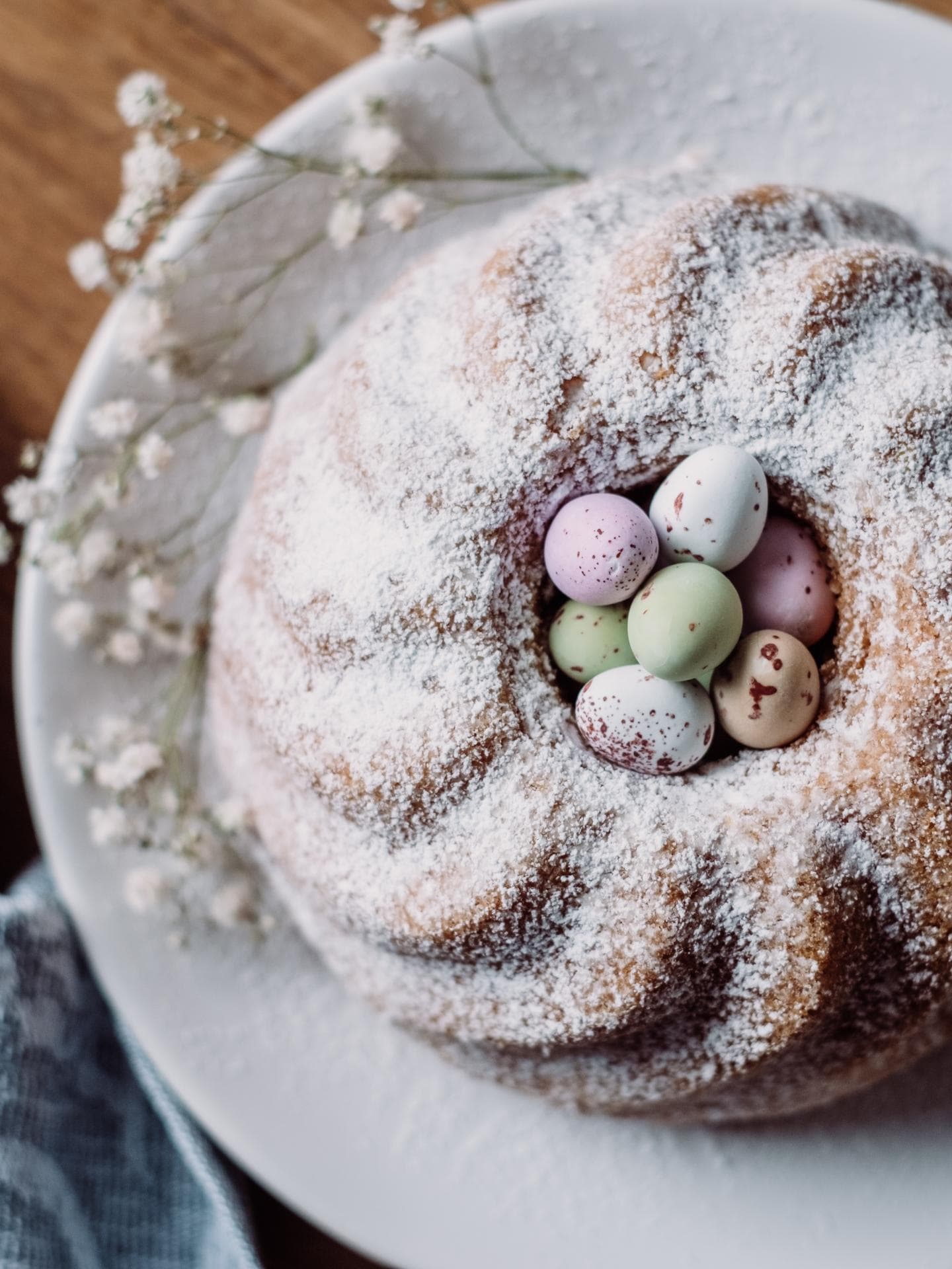 Osterdeko mit Kuchen