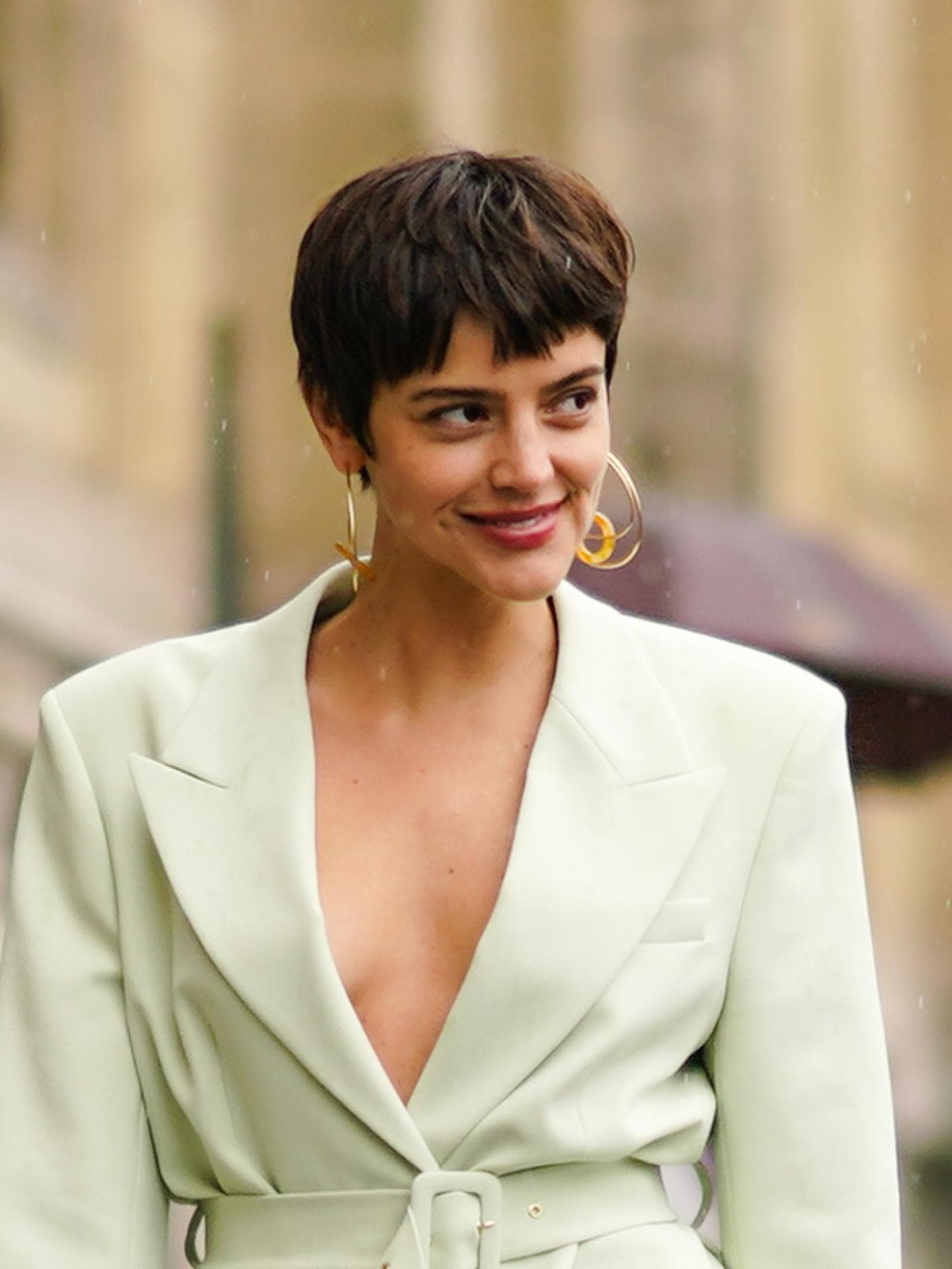 Frisuren für dünnes Haar Frau hat braunen Pixie Cut