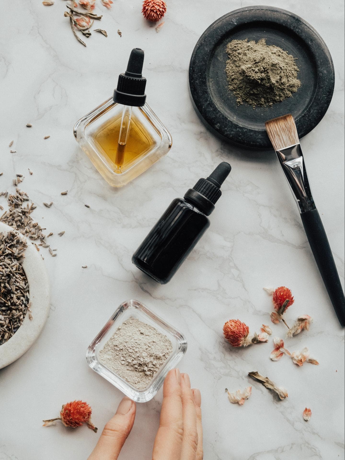 Verschiedene Kosmetikprodukte als Flatlay
