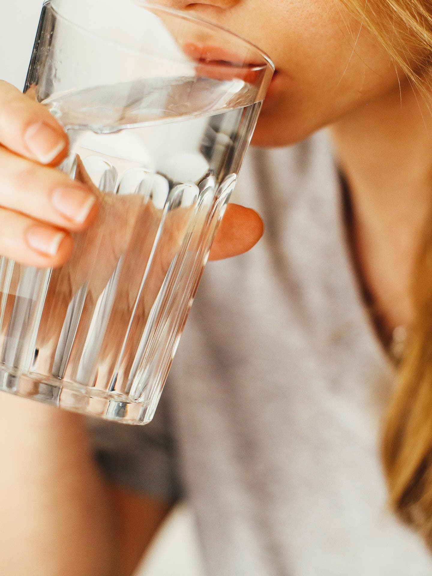 Frau trinkt Wasser