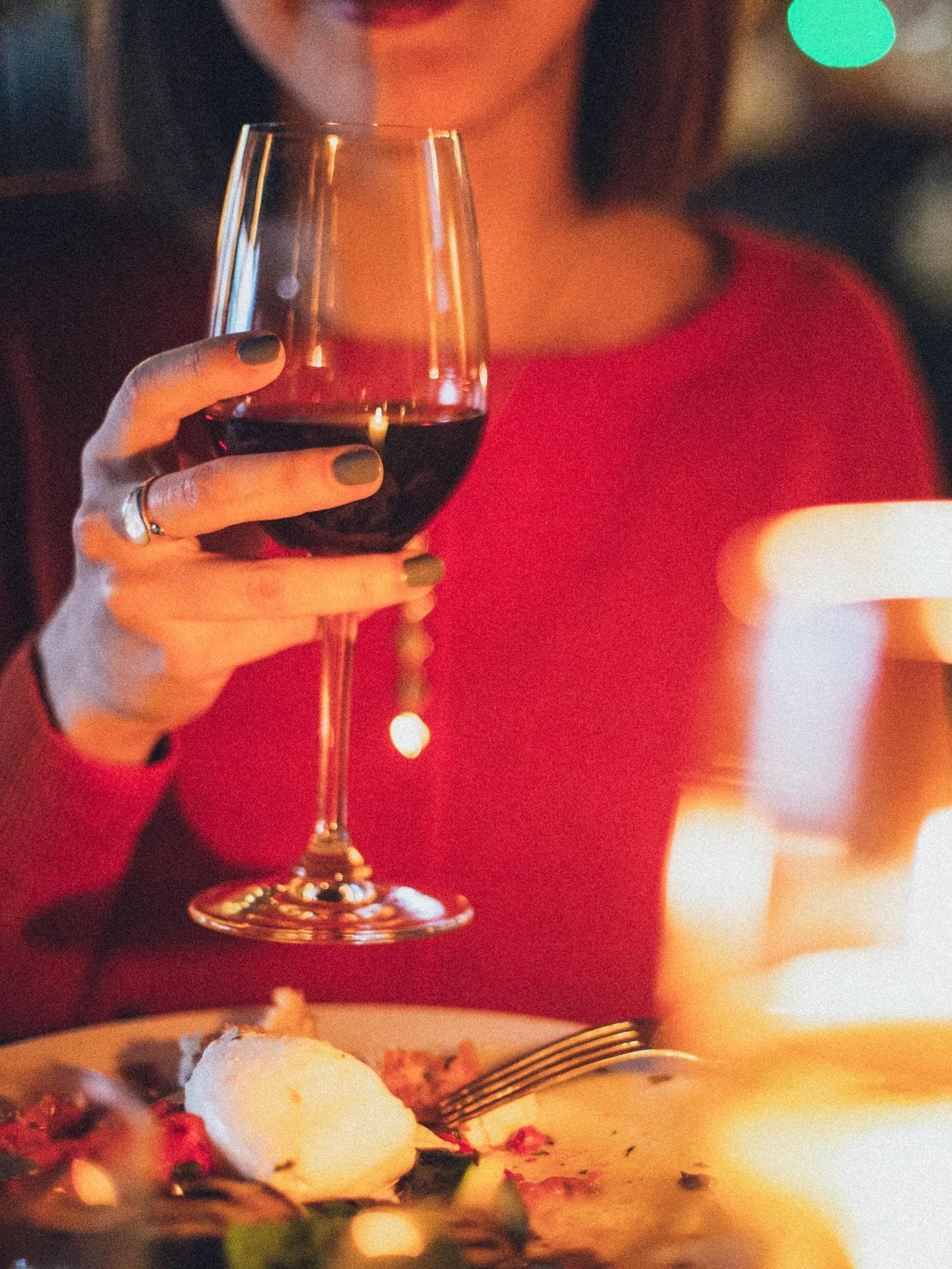 Frau trinkt Rotwein 