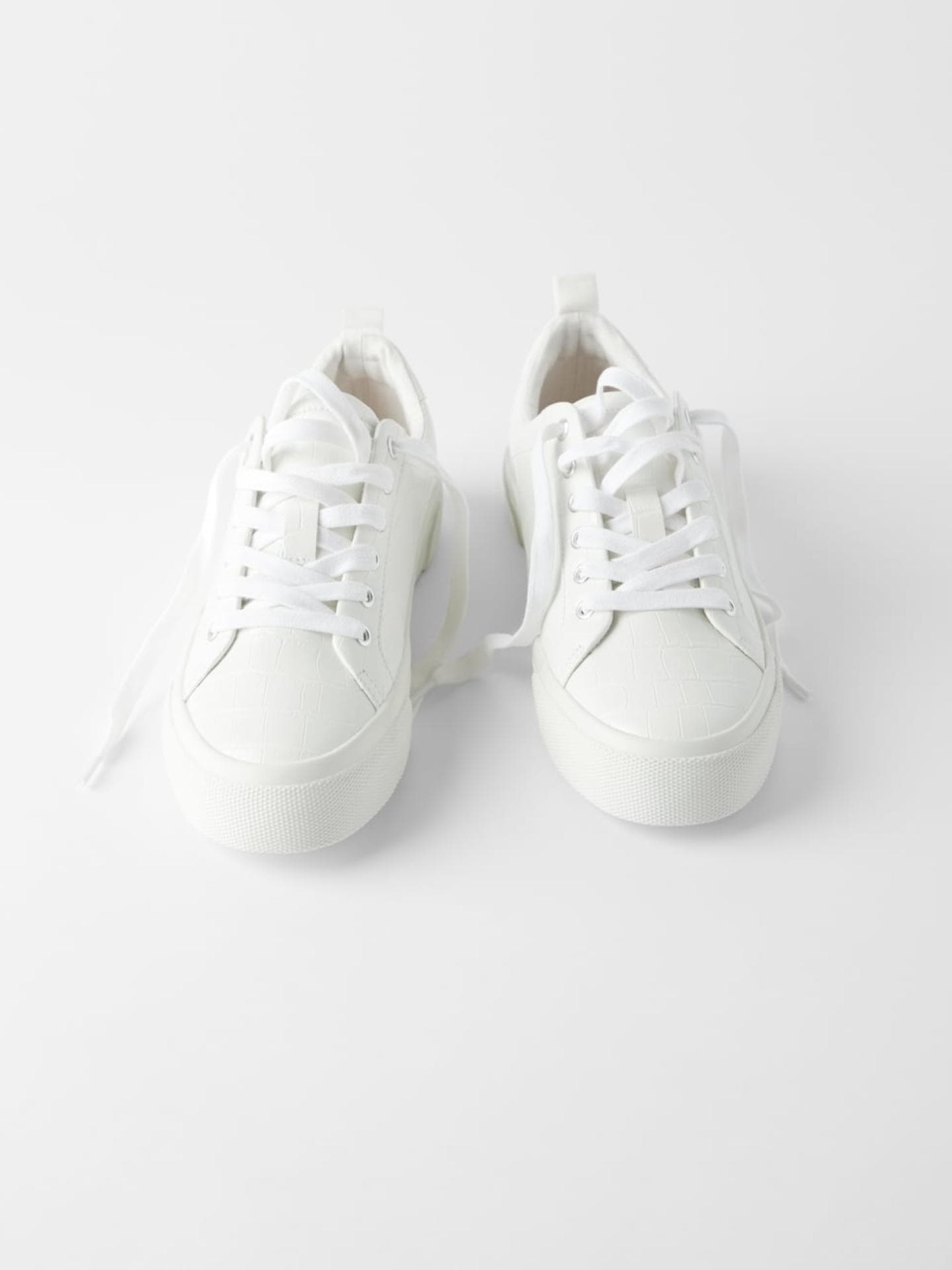Weiße Sneaker von ZARA