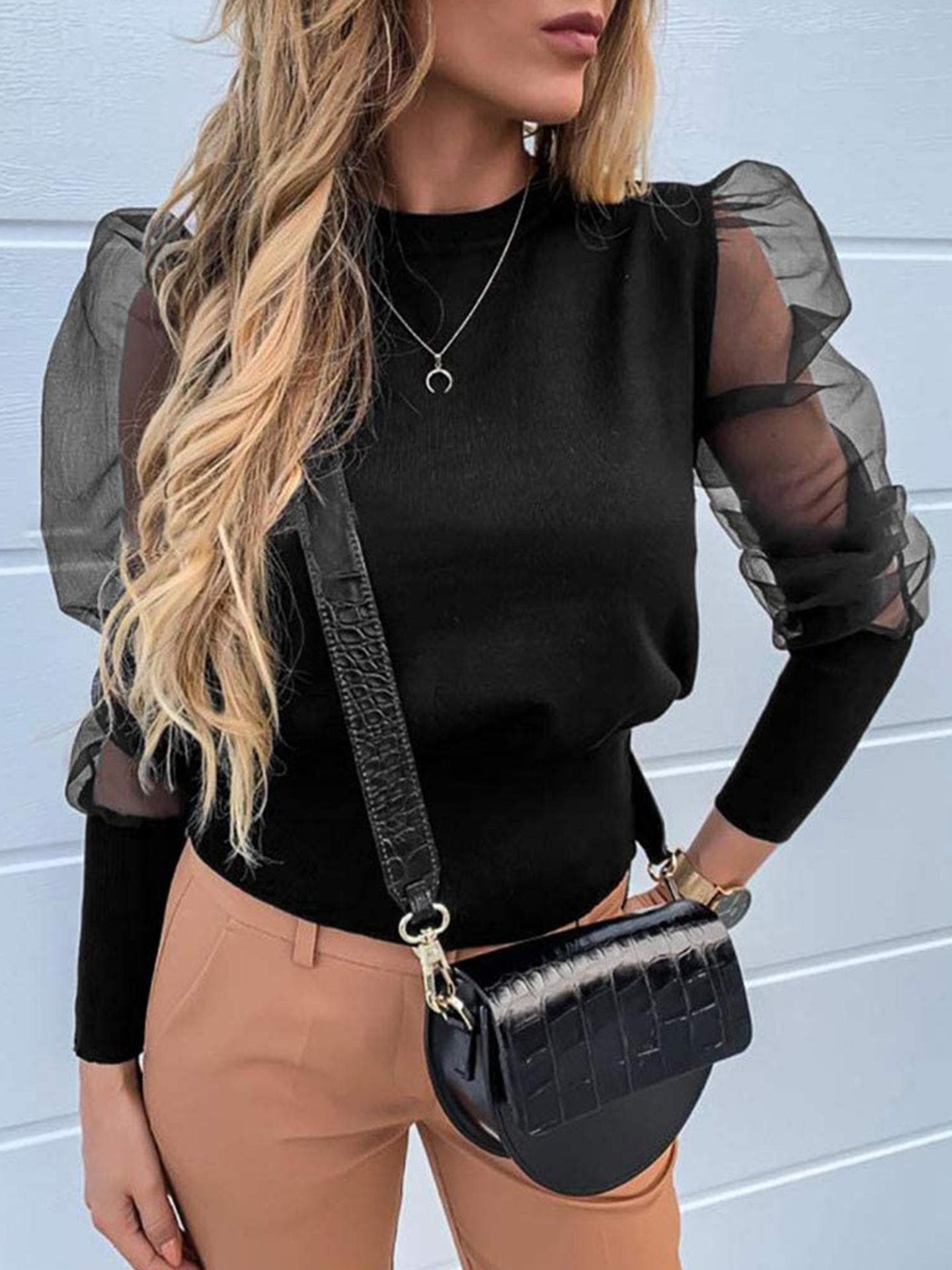 Schwarzes Top mit transparenten Organza-Puffärmeln
