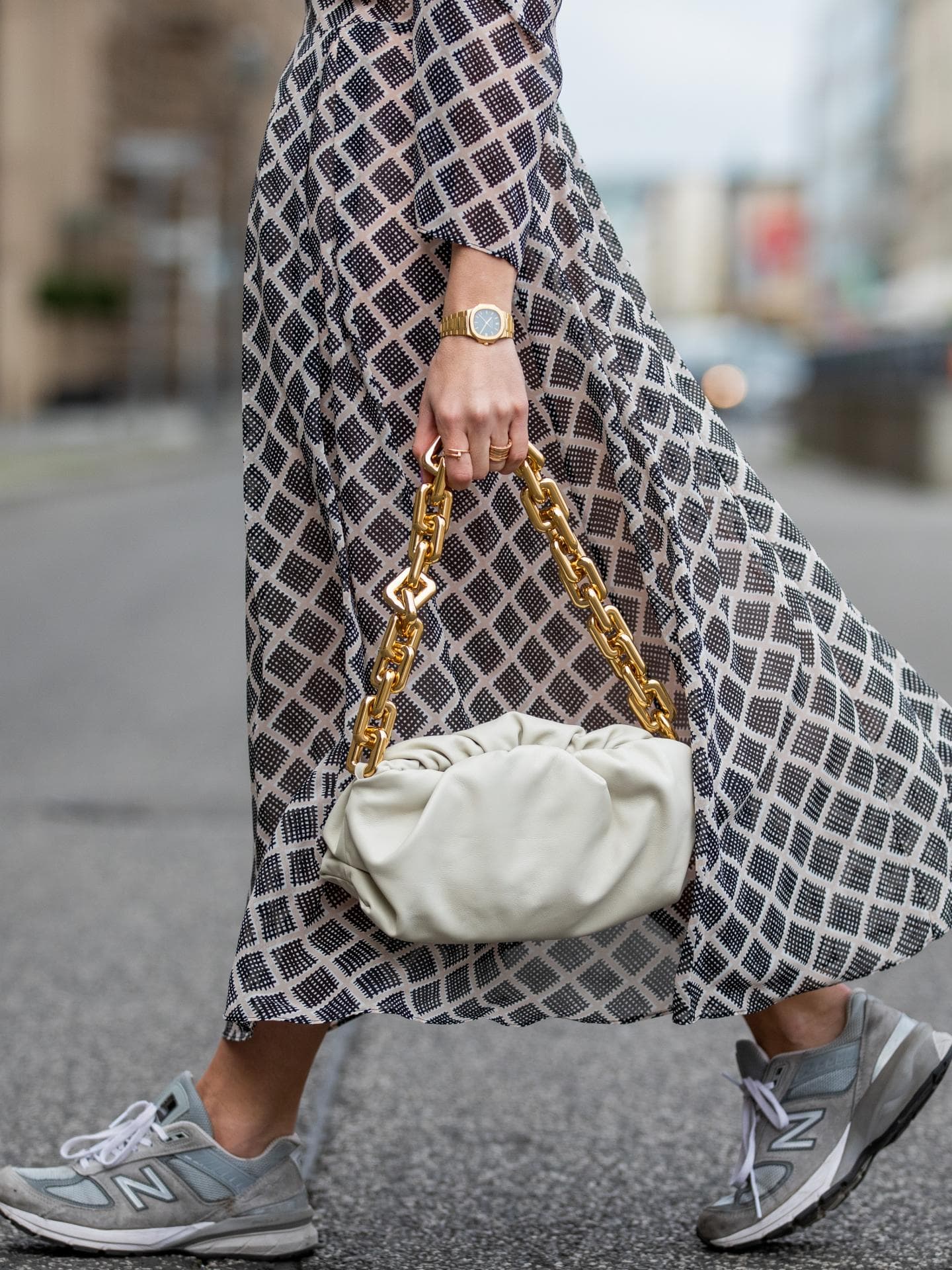 Sneaker mit Kleid