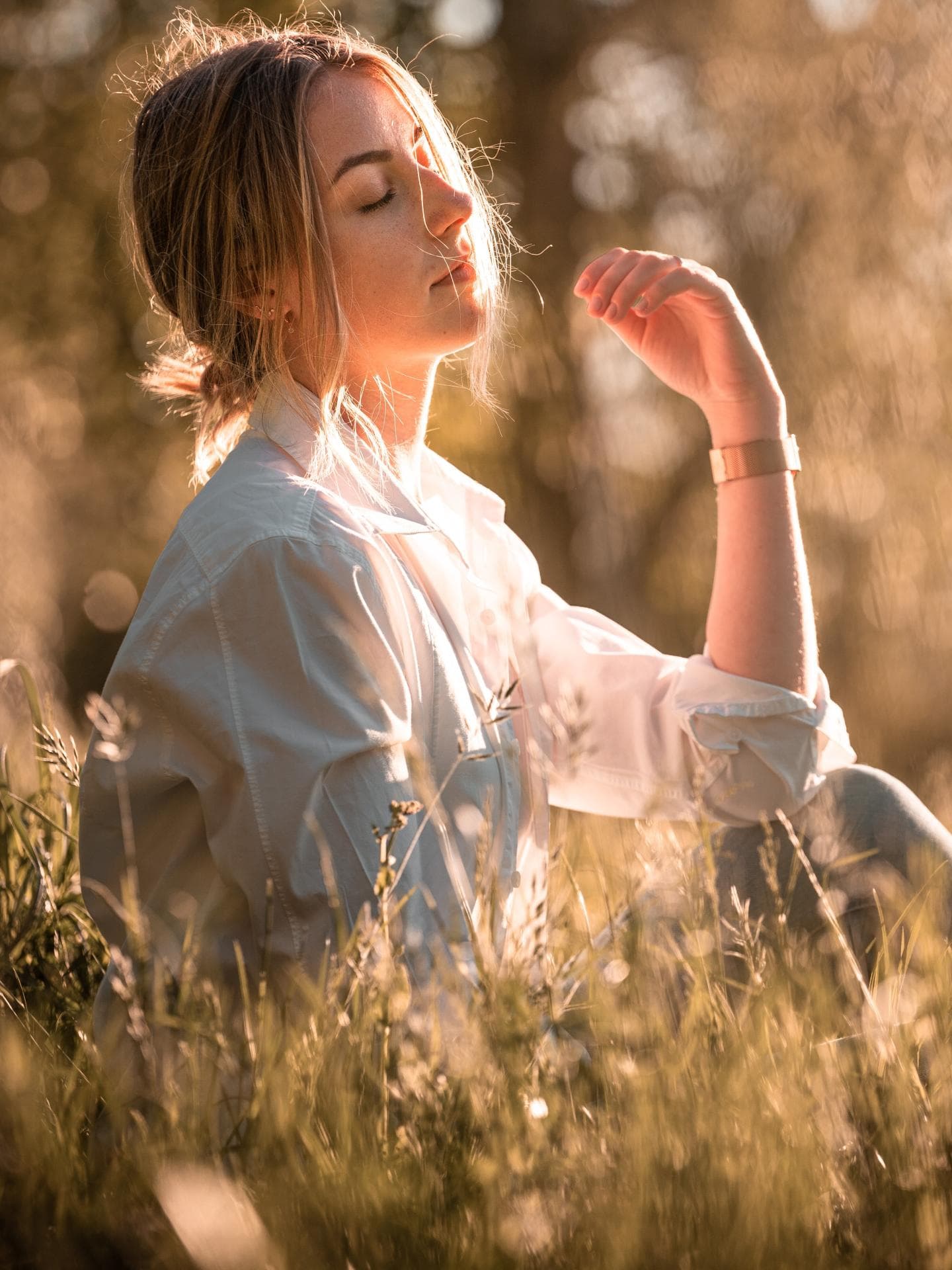 Frau auf einer Wiese