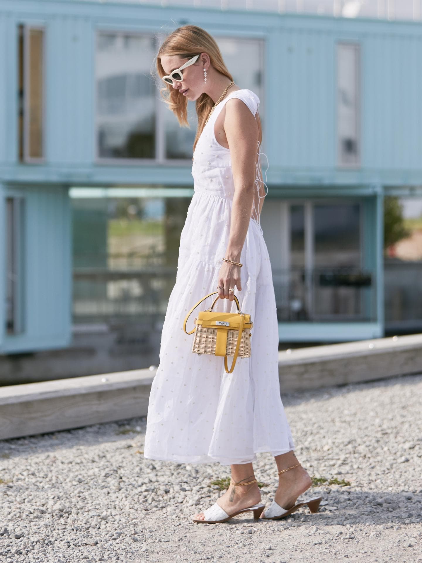 Frau mit weißem Kleid