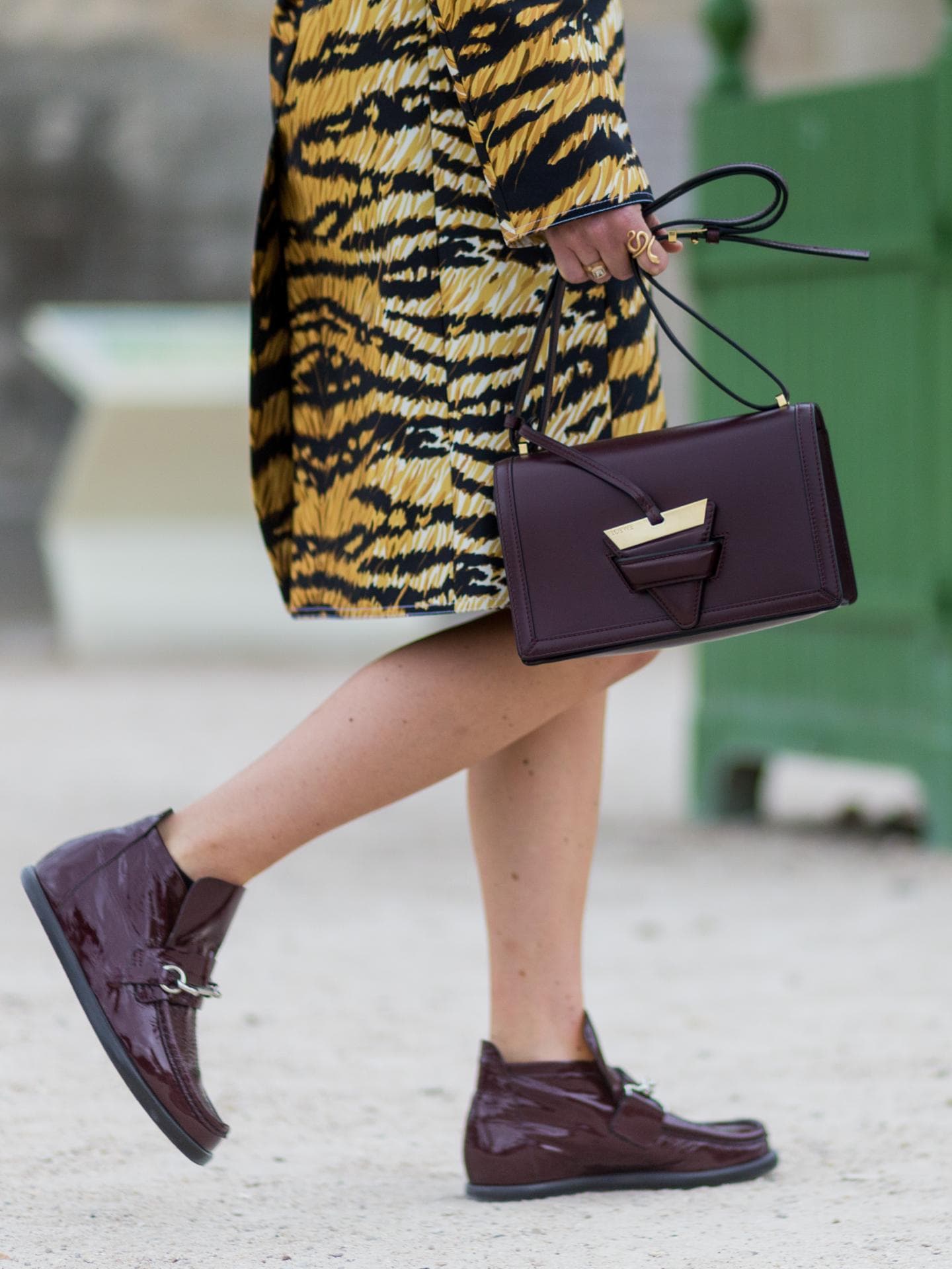 Influencer im Leoparden Muster Mantel