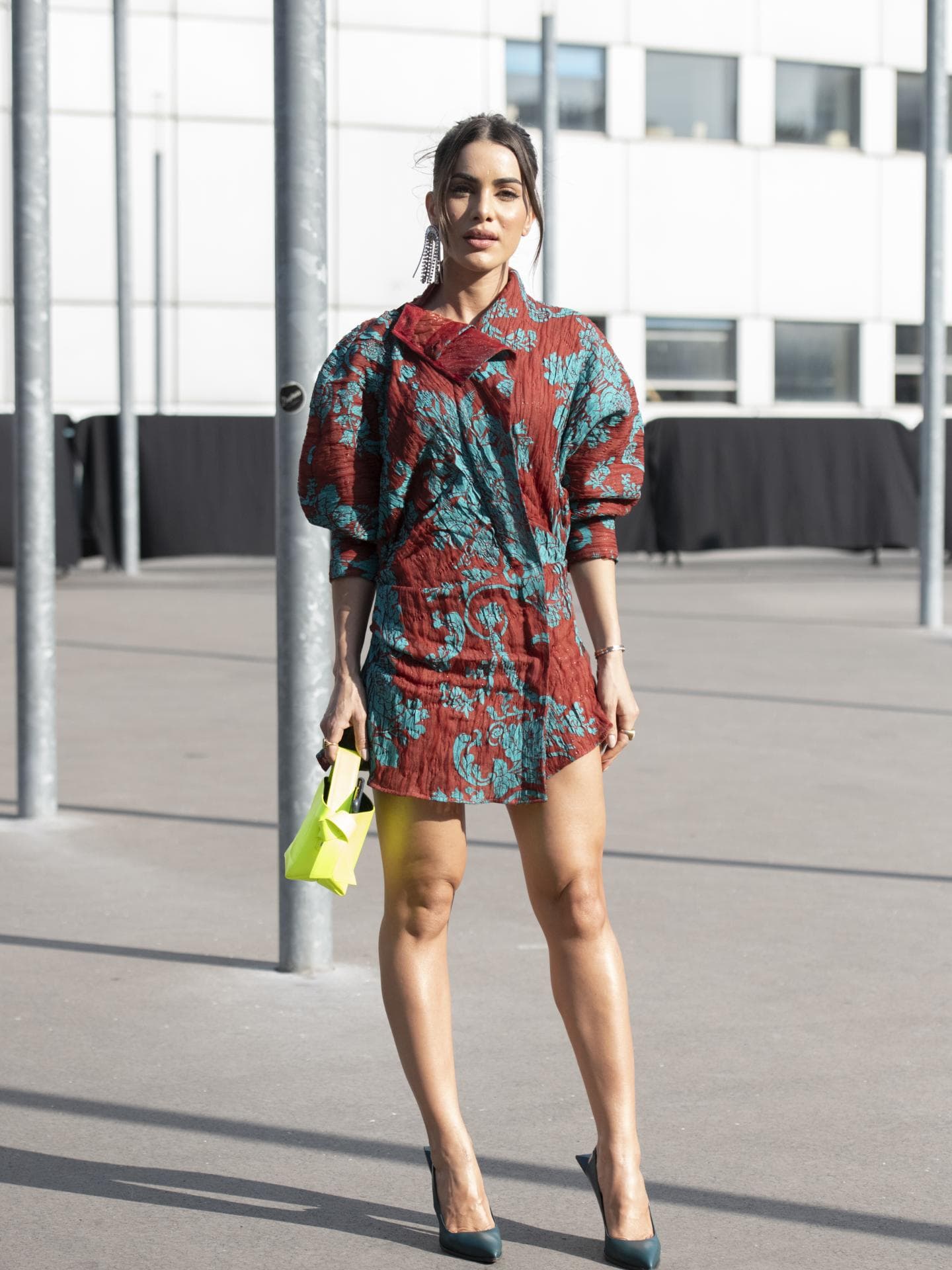 Influencer im Minikleid Sommermode