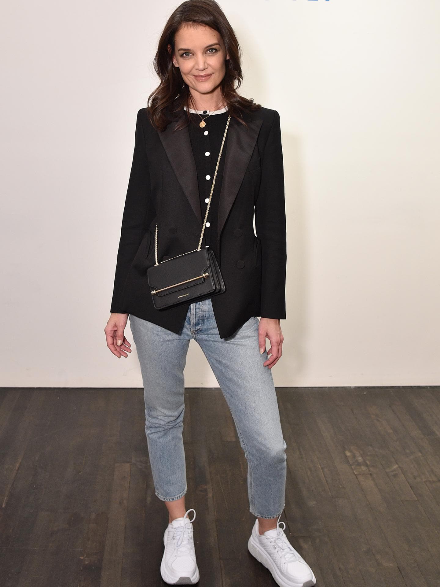 Katie Holmes im Blazer und Jeans