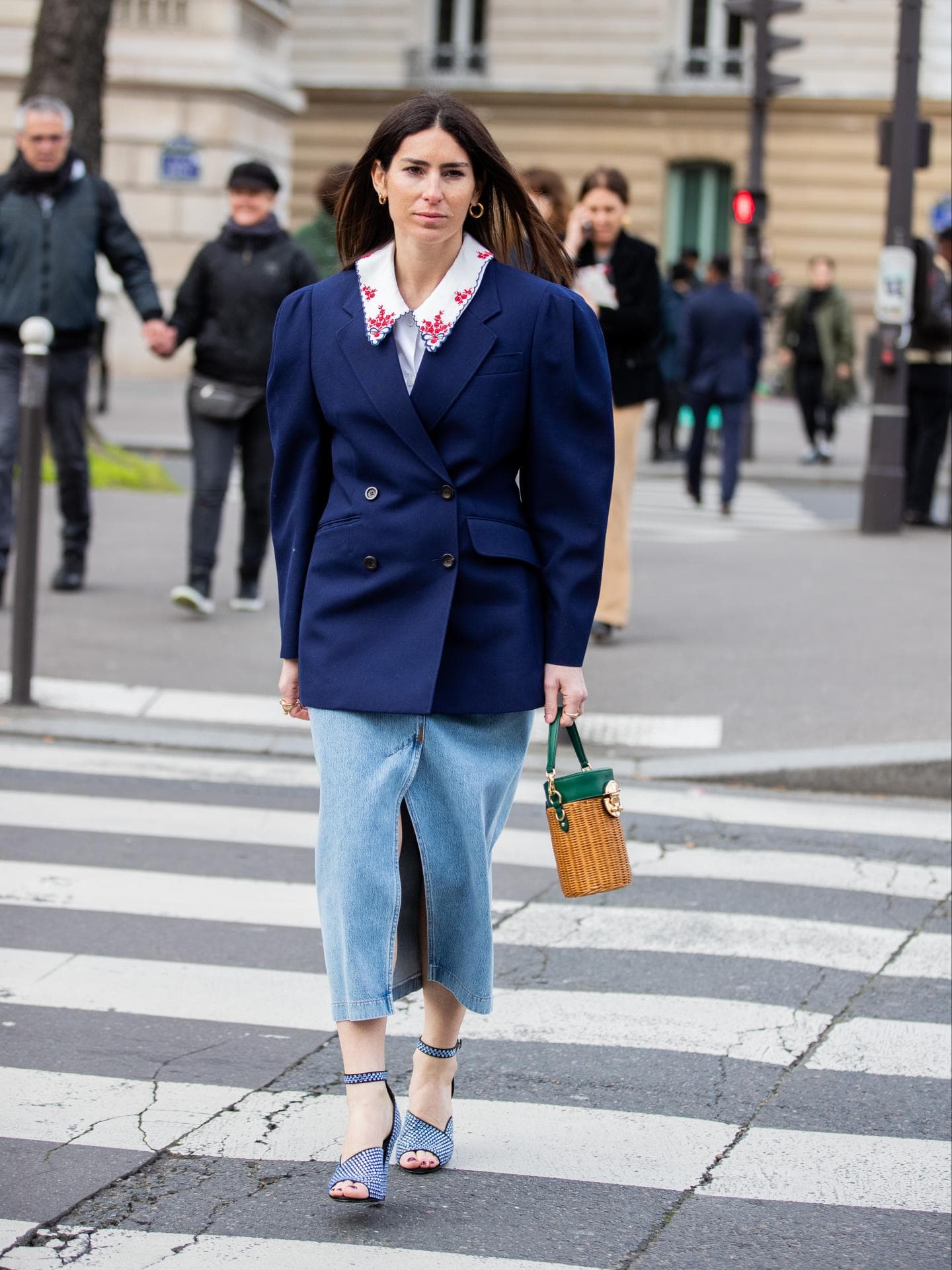 Dunkelblauer Blazer zu Jeans