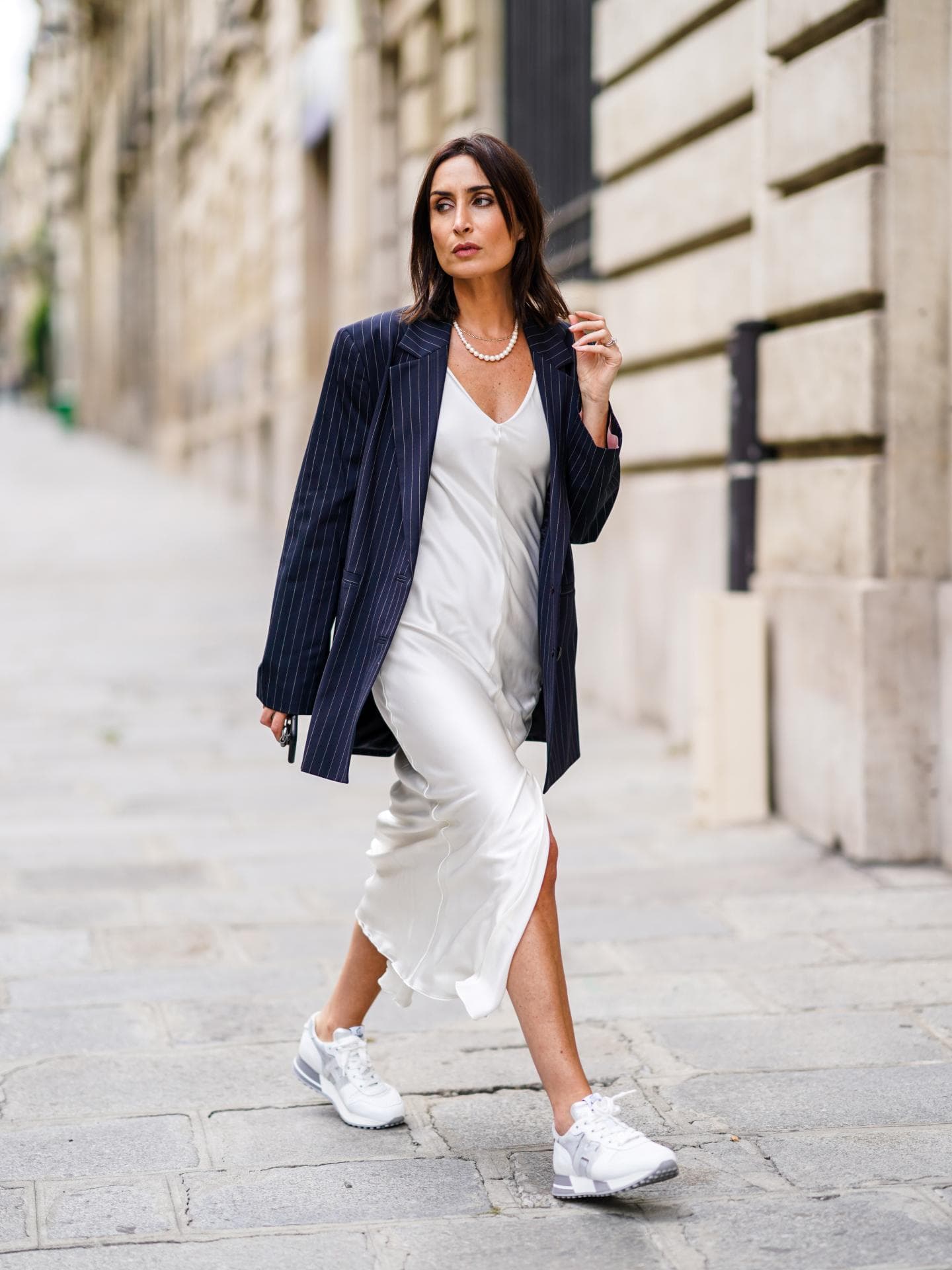 Dunkelblauer Blazer weißes Kleid Sneaker