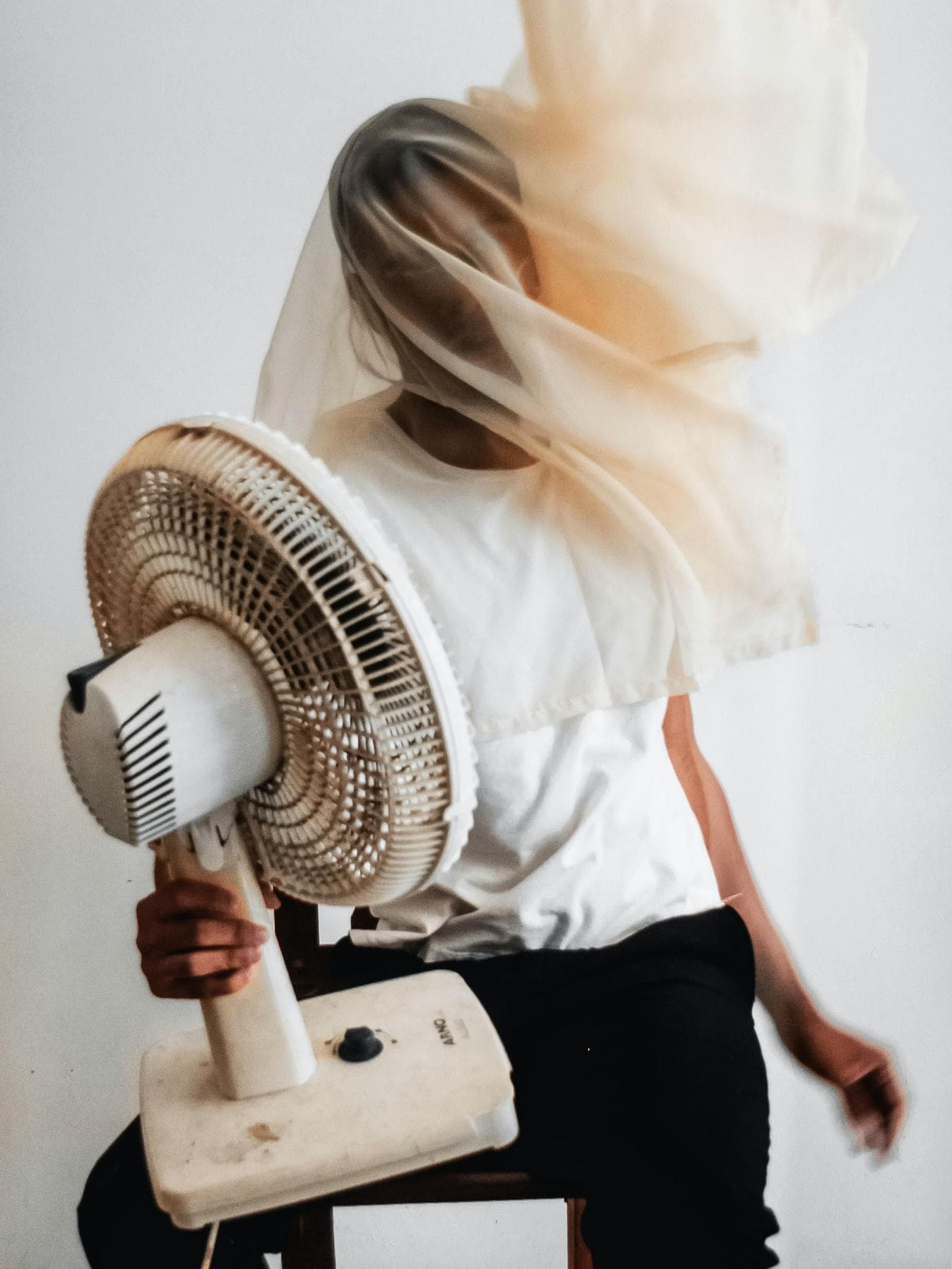 Mann mit Ventilator
