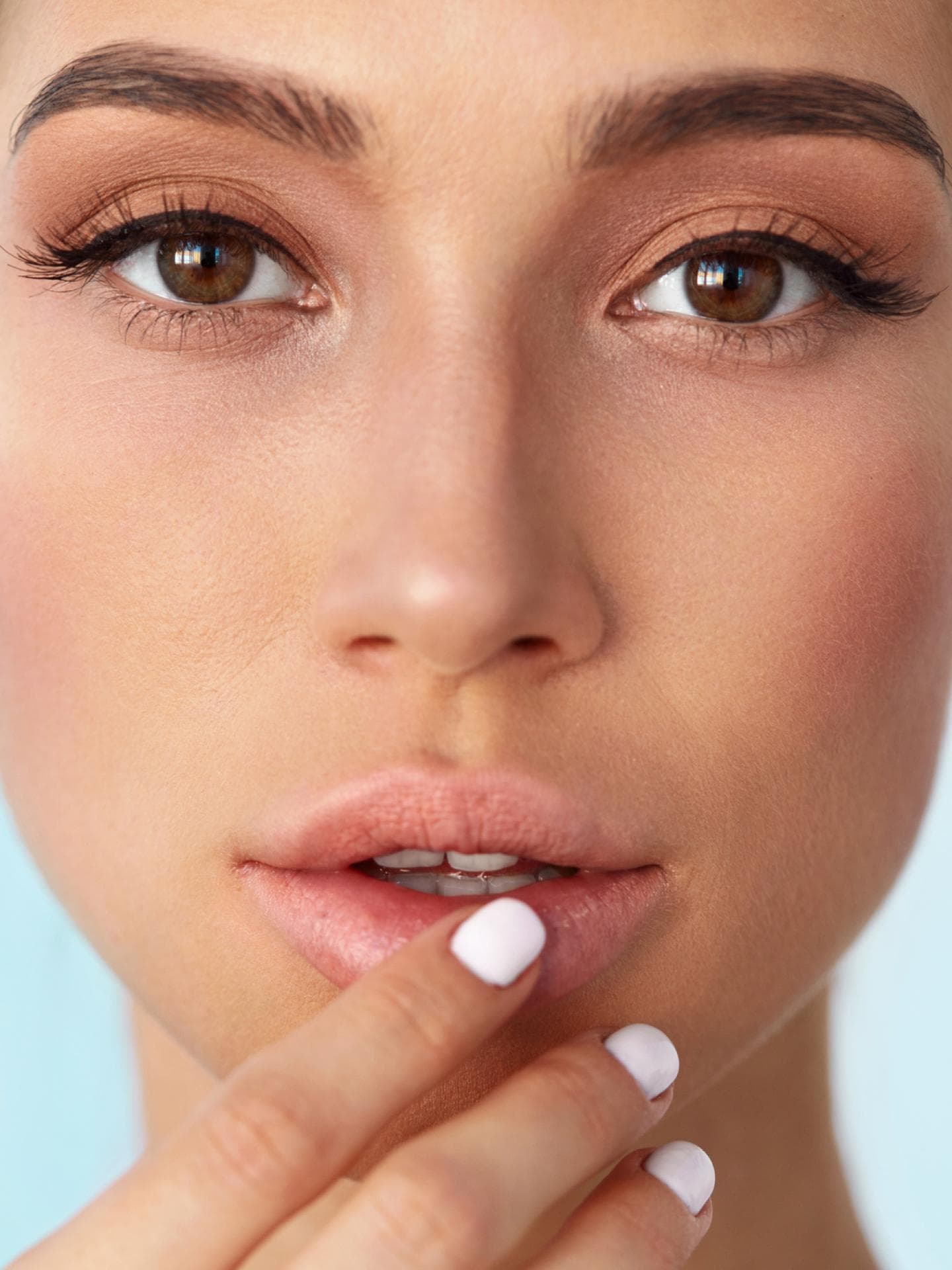 Frau mit langen und schönen Wimpern