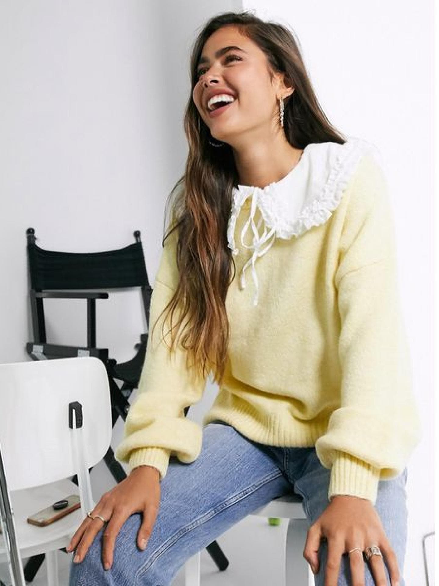 Gelber Pullover mit abnehmbarem Kragen