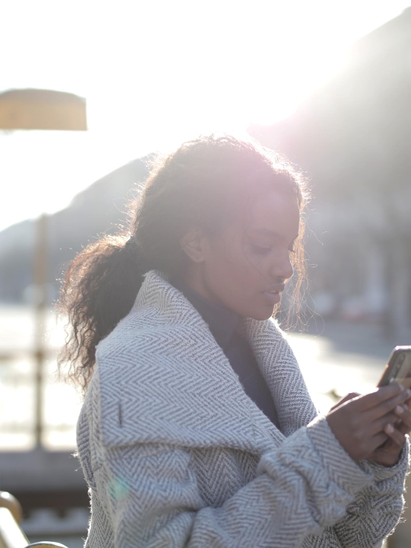 Frau am Smartphone