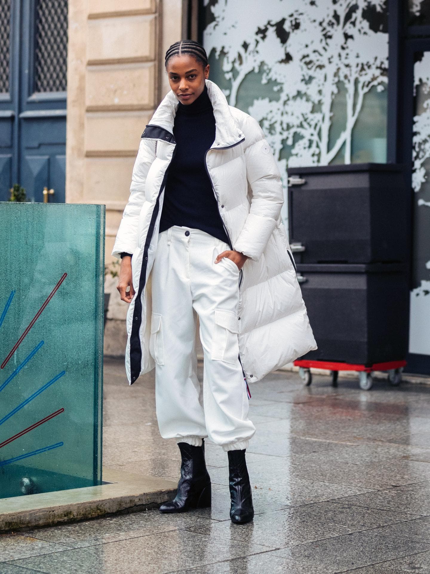 Model trägt Puffer Jacket in weiß