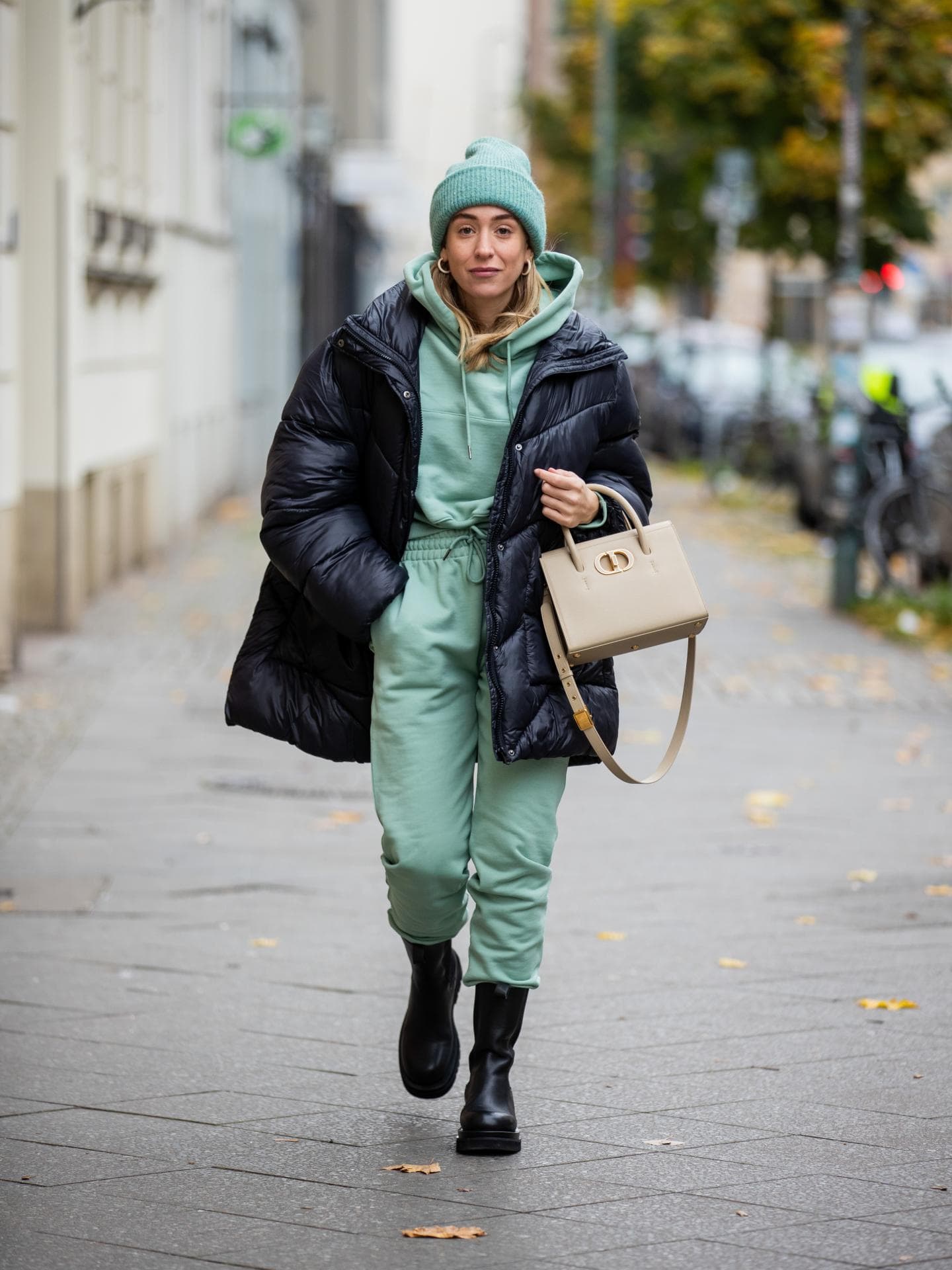 Sonia Lyson in Hoodie Jogginganzug