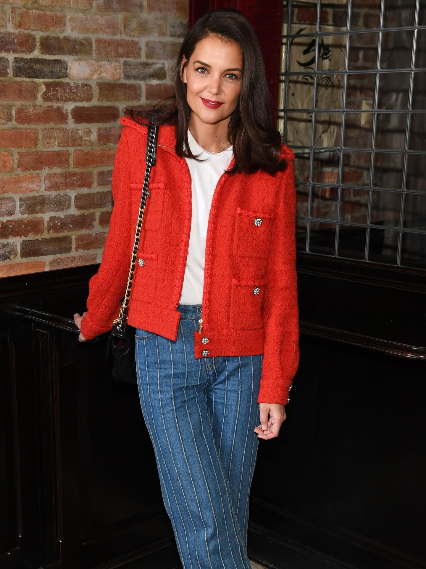 Katie Holmes im Blazer und Jeans