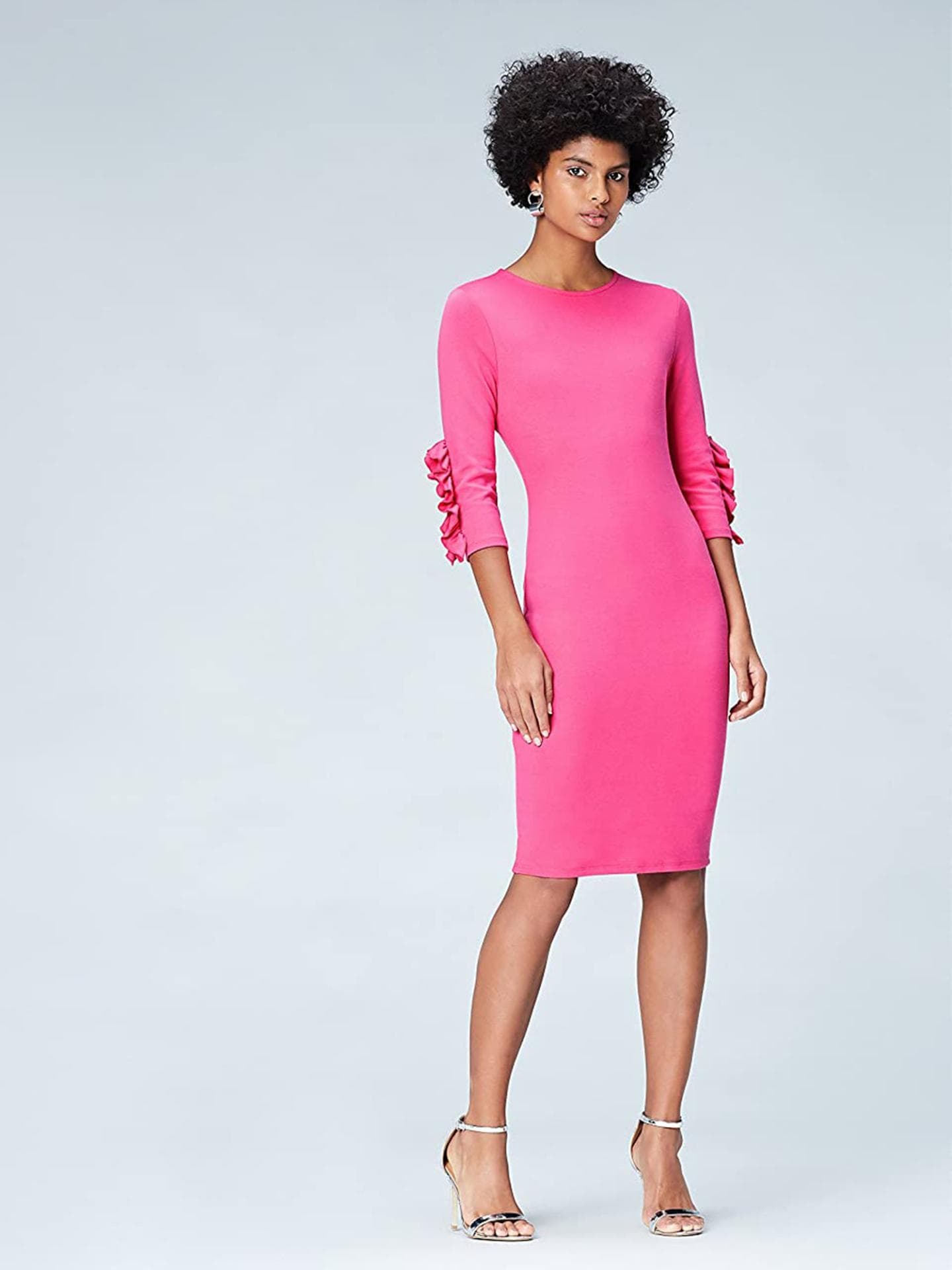 Pinkes Kleid mit Rüschen an den Ärmeln