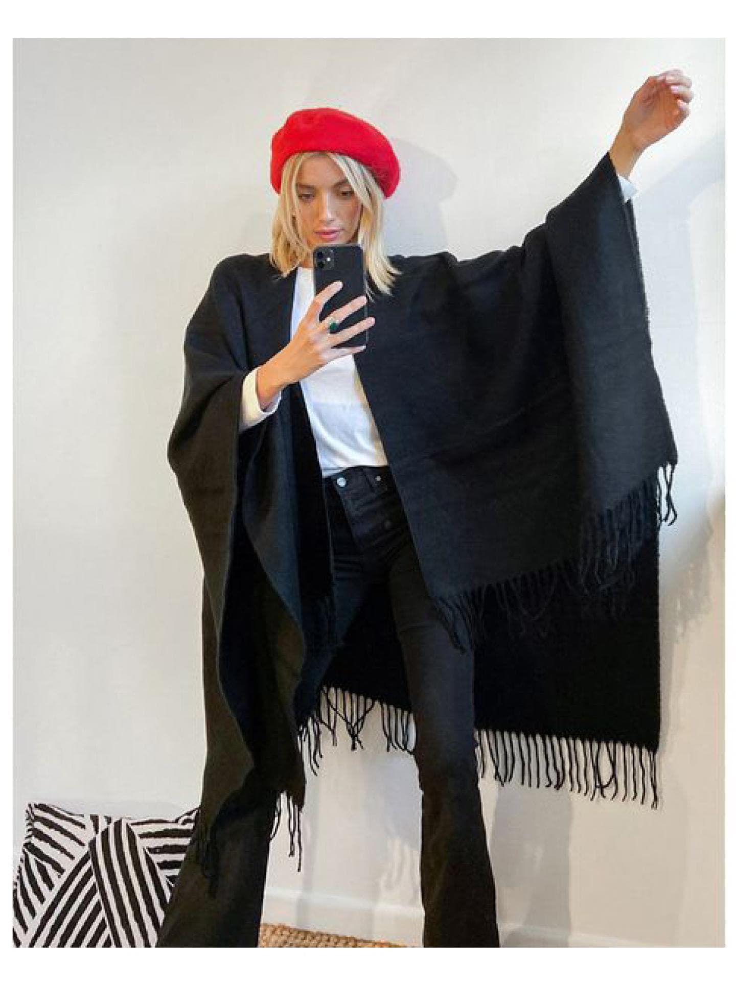  schwarzer Poncho