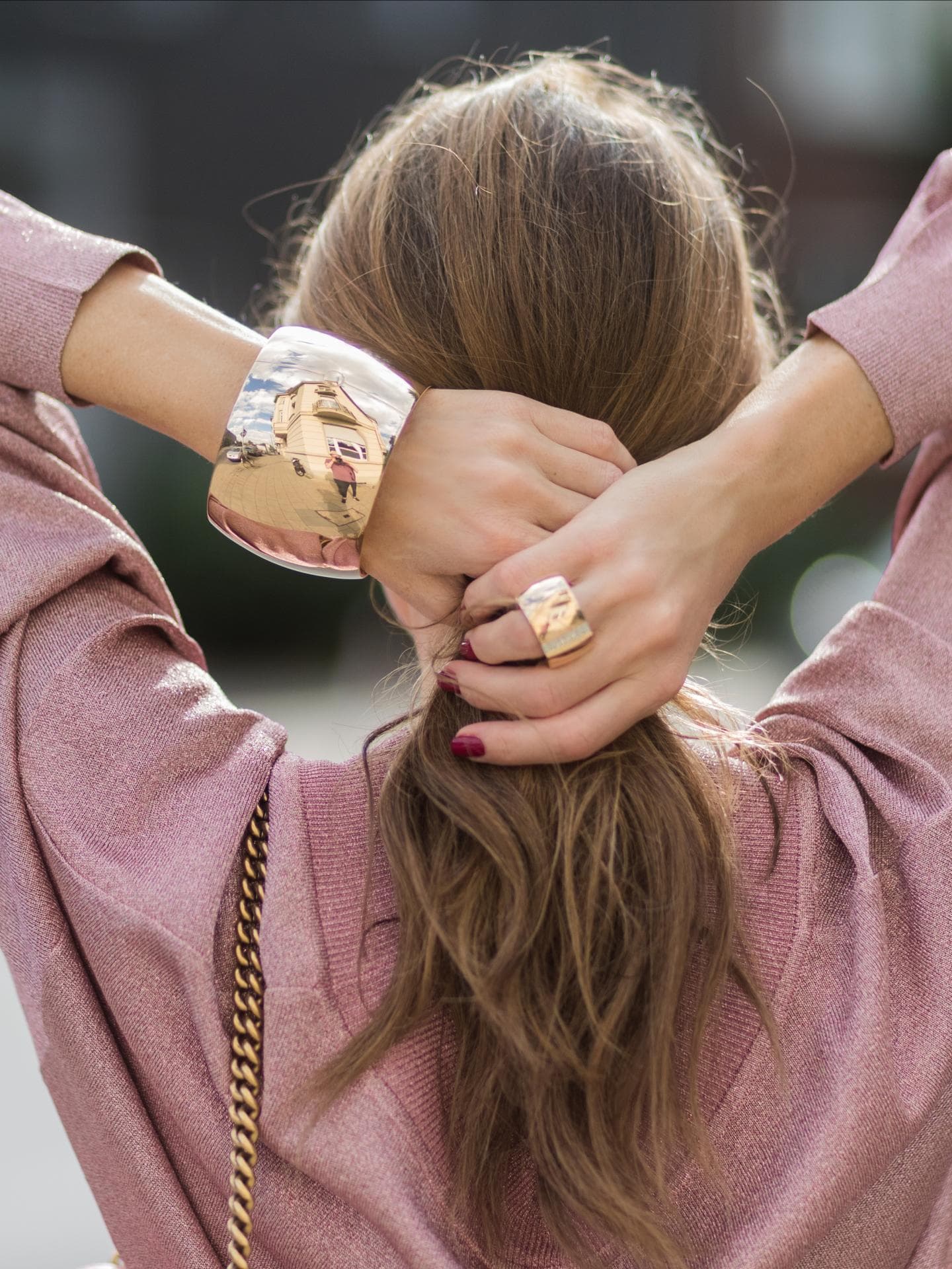 Frau mit Schmuck und Accessoires