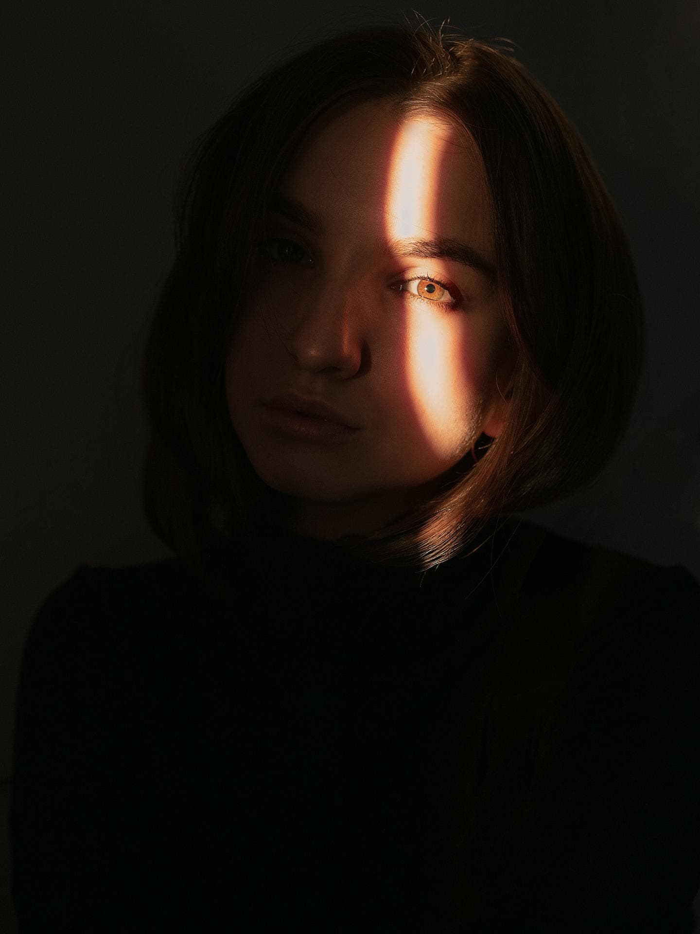 Junge Frau mit braunen Augen