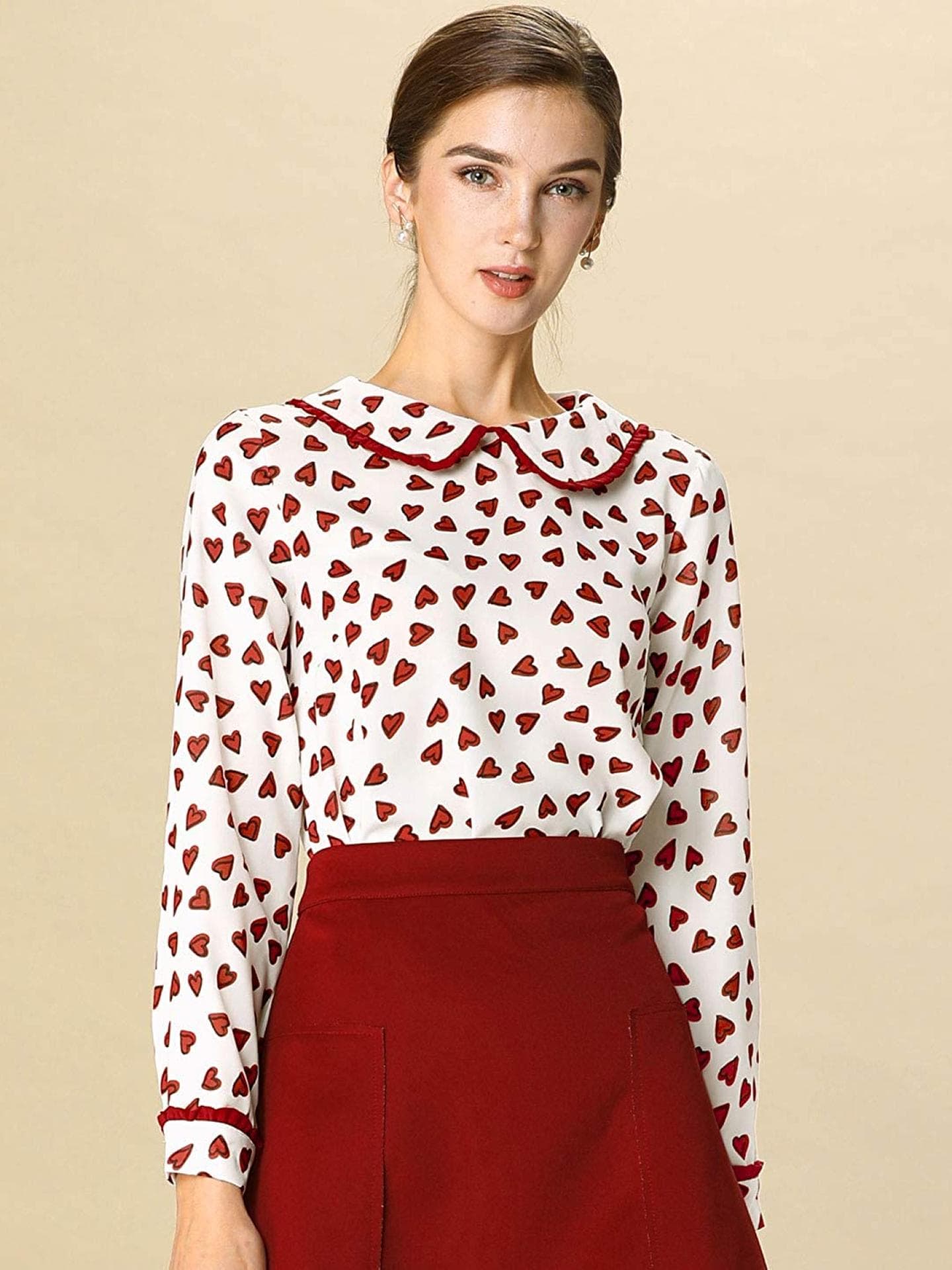 Bluse mit Bubikragen und Herz-Prints
