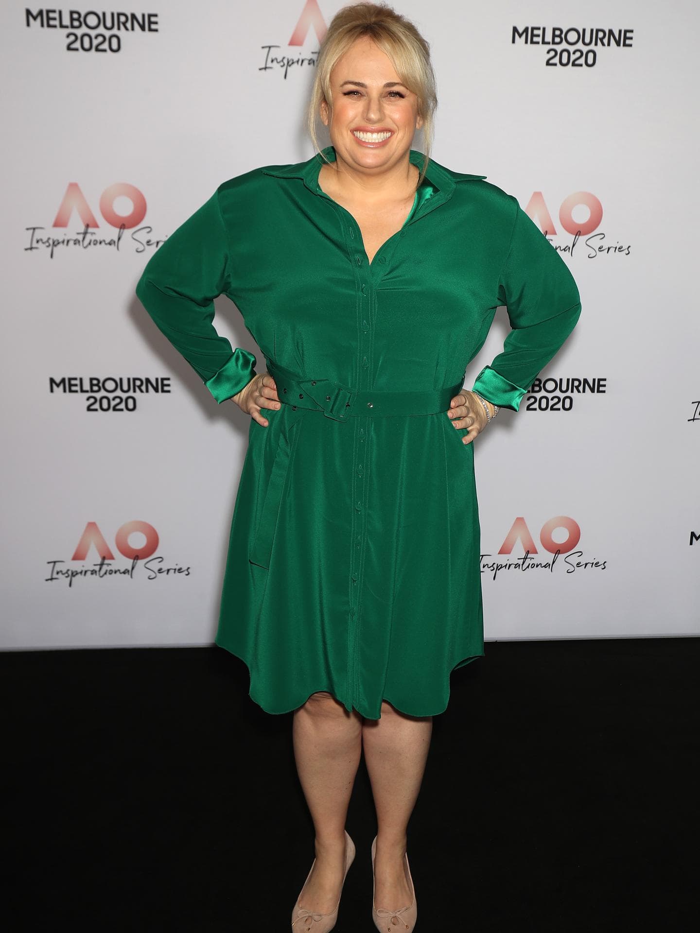 Rebel Wilson im grünen Kleid, lacht