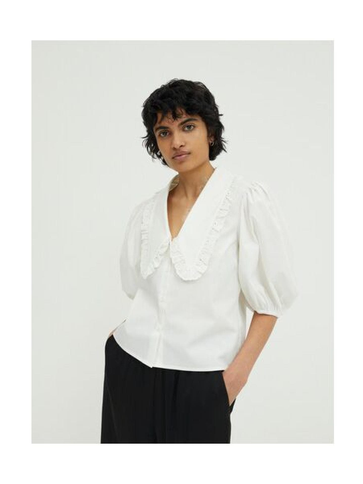 Weiße Bluse mit Rüschenkragen