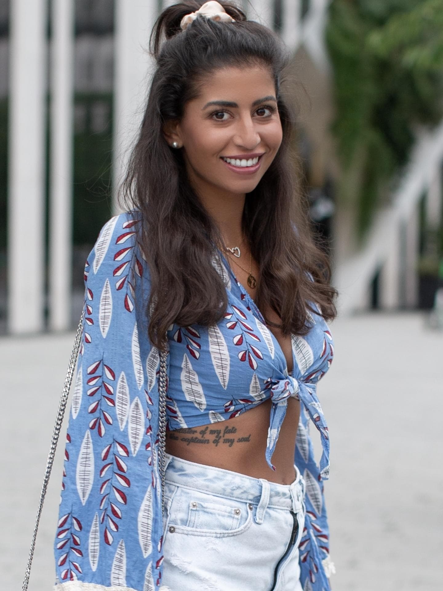Eva Benetatou im Sommer-Outfit 