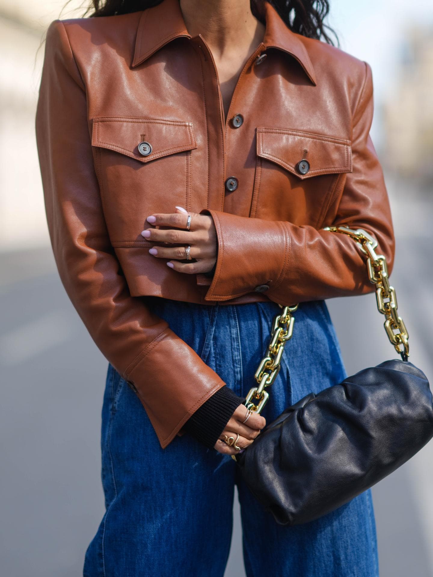 Schwarze Handtasche mit goldener Tragekette