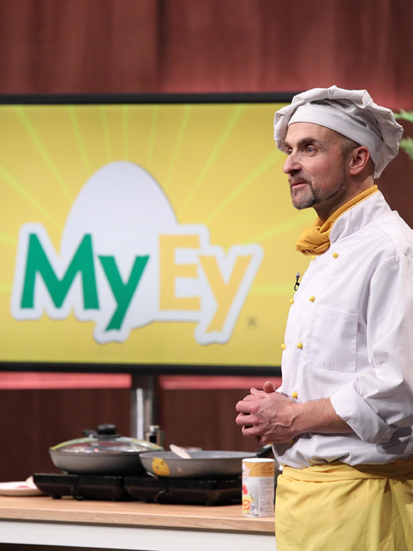 Chef steht vor Screem mit "MyEy"