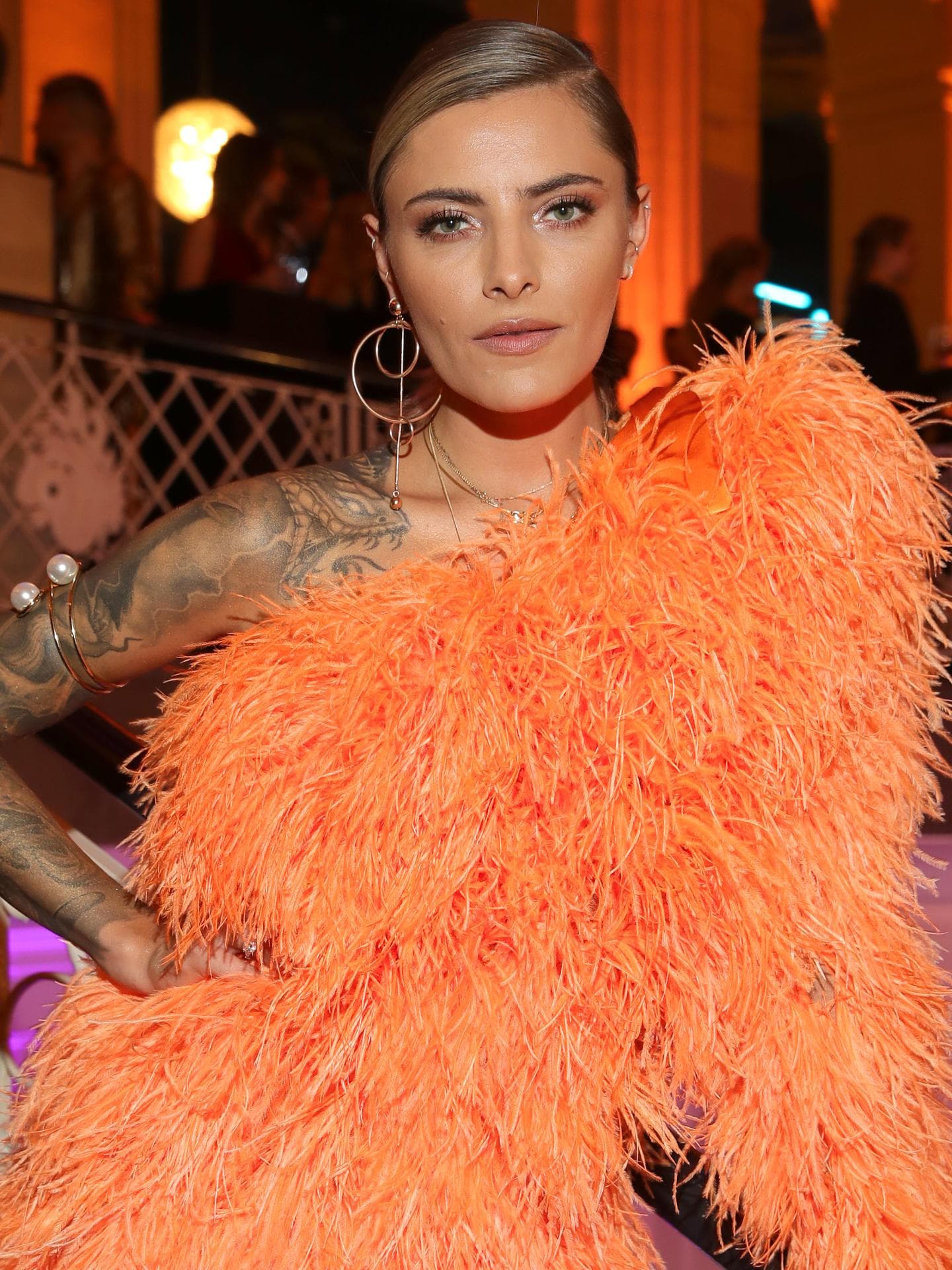 Sophia Thomalla im Federkleid 