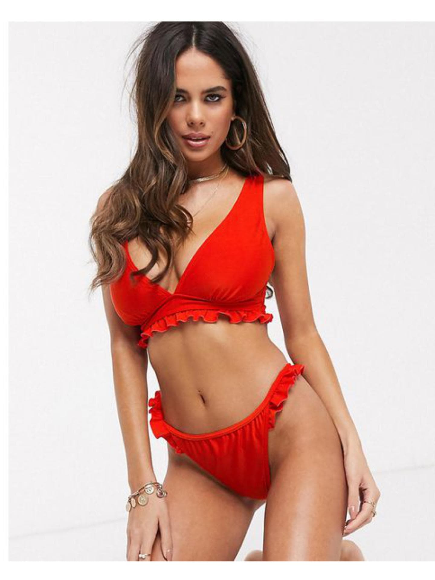 Roter Bikini mit Rüschen