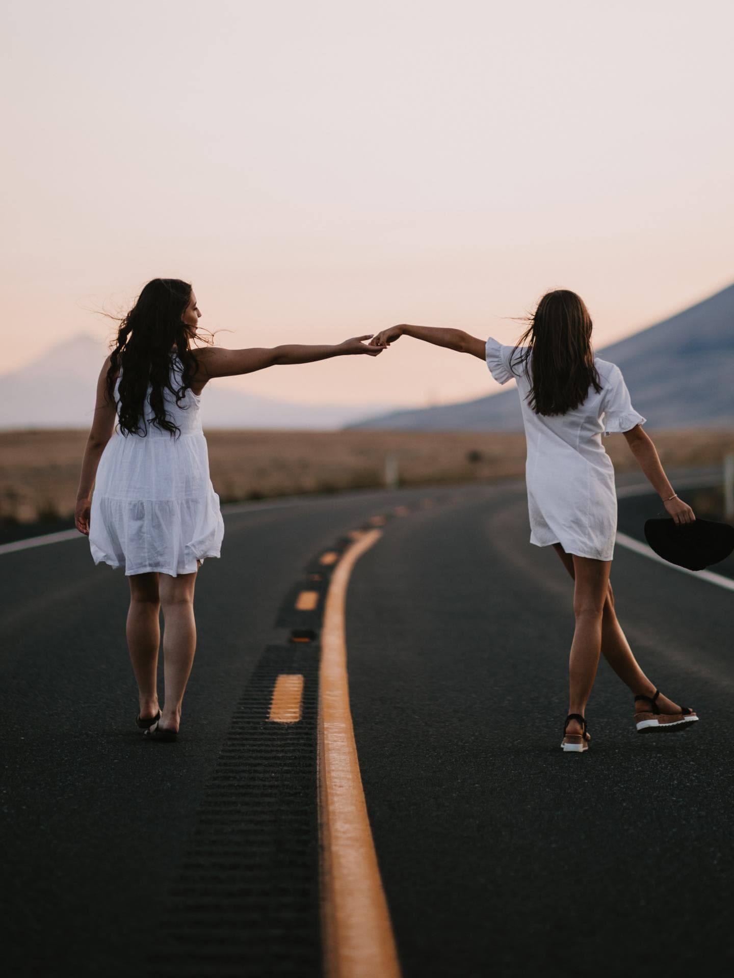 Horoskop: Zwei Frauen auf der Straße