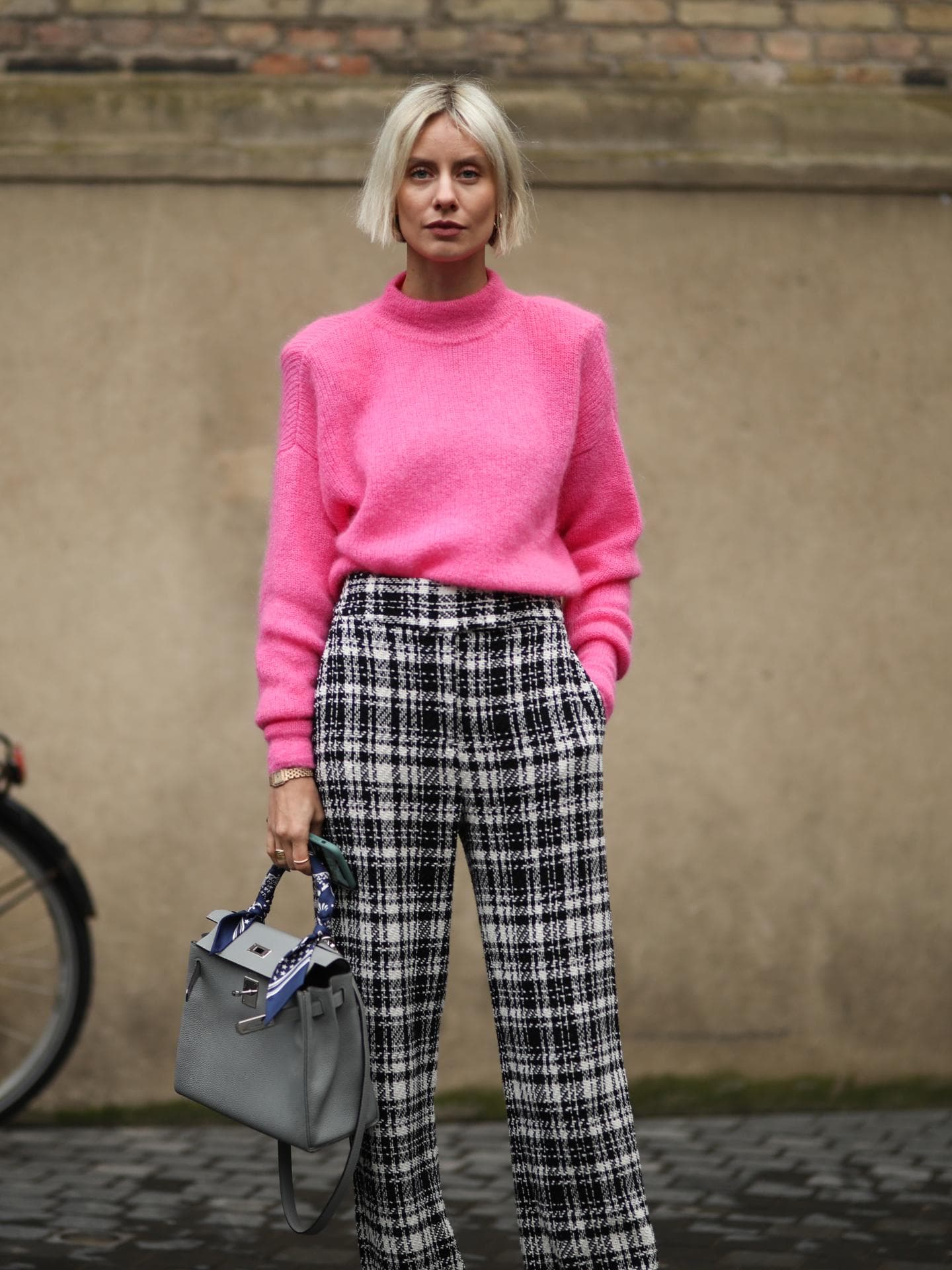 Pinker Pullover mit karierter Hose 