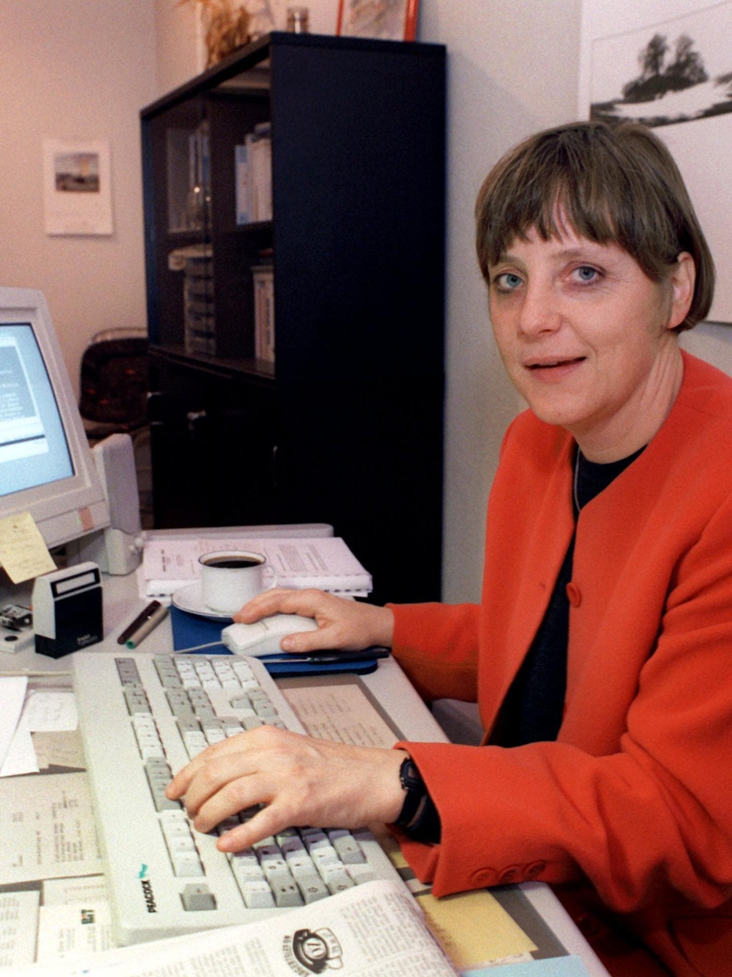 Angela Merkel 1990 roter Anzug