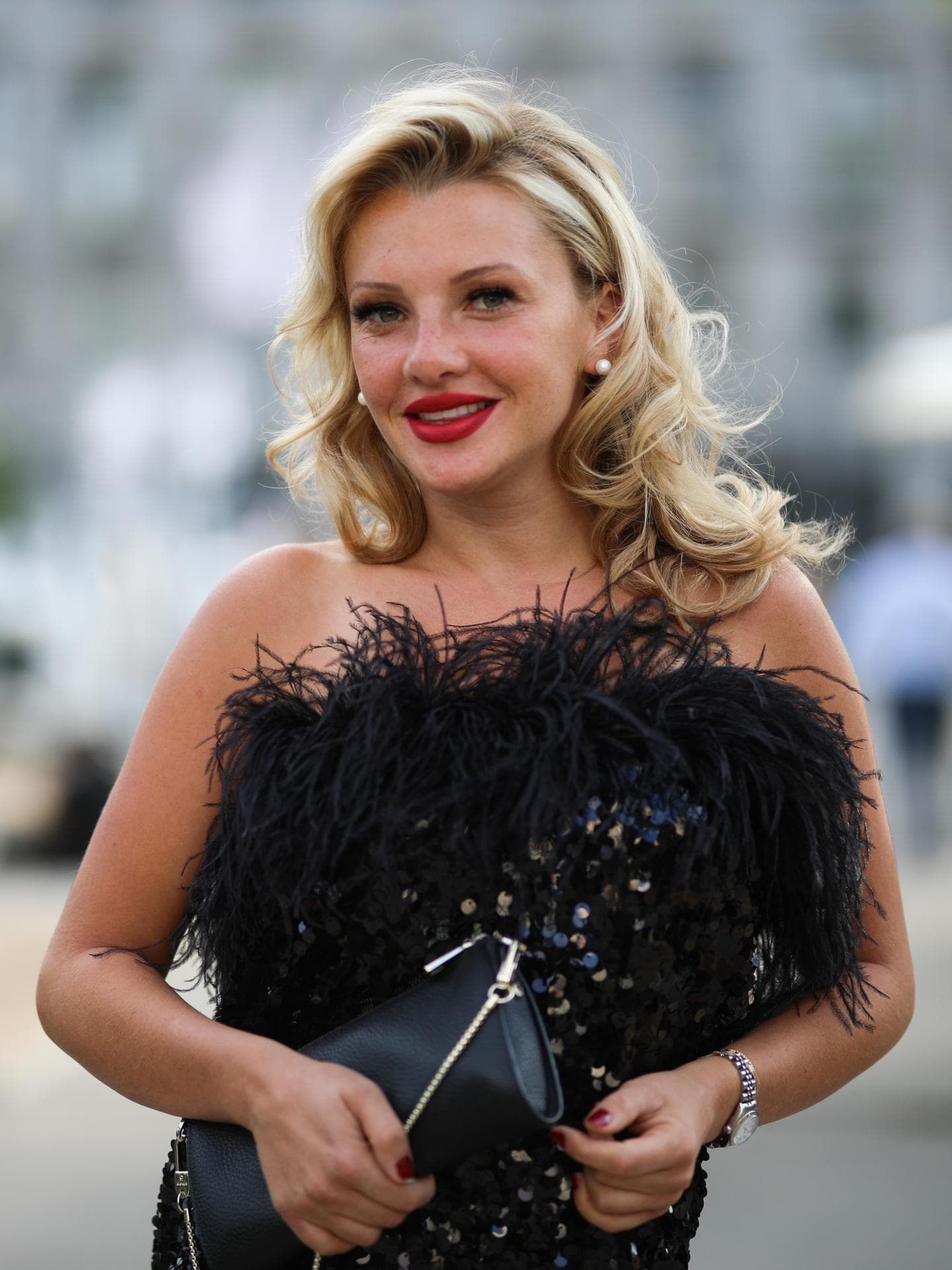 Evelyn Burdecki rote Lippen schwarzes Kleid 