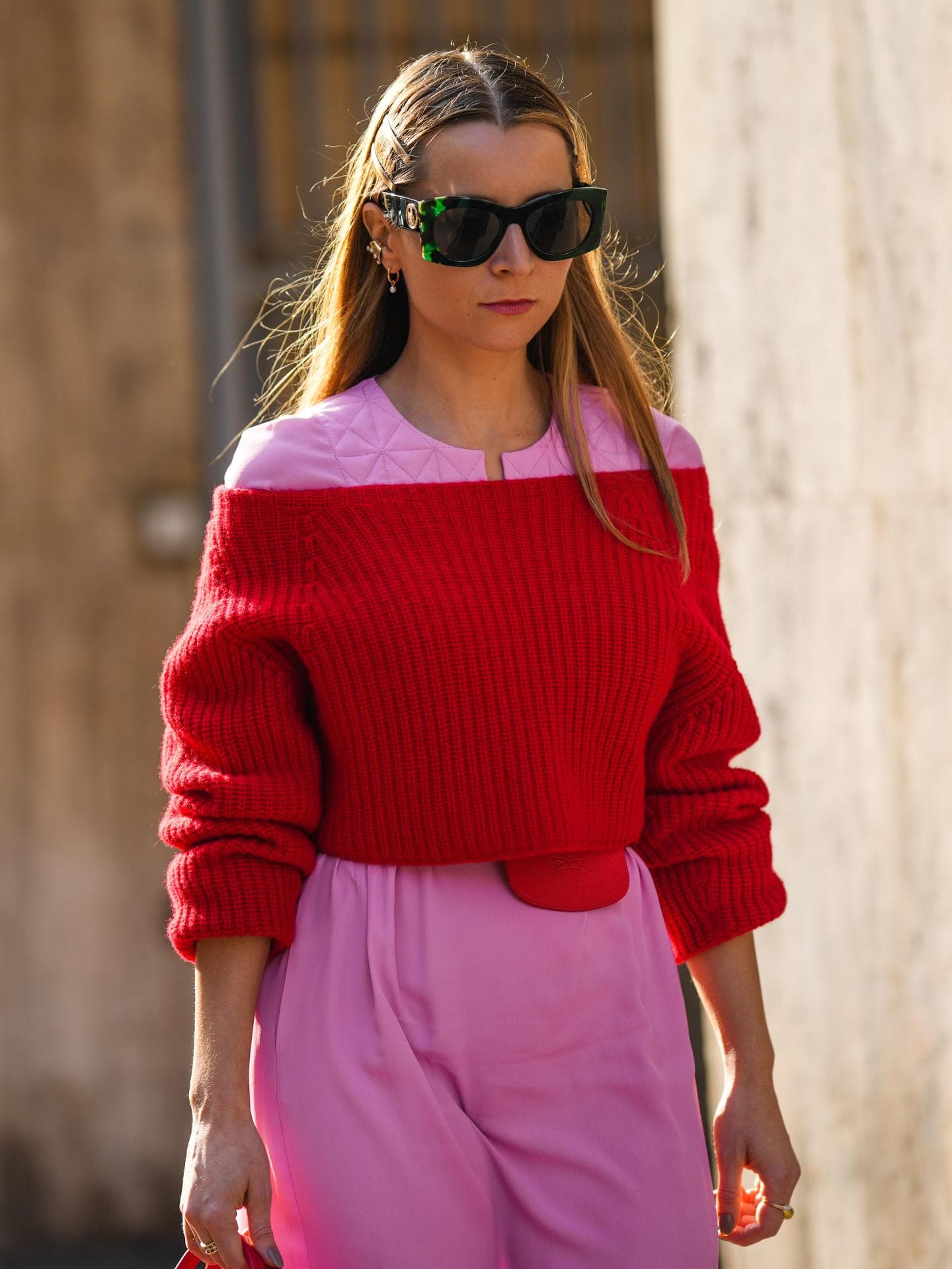 Influencerin trägt Sommerkleid mit Pullover