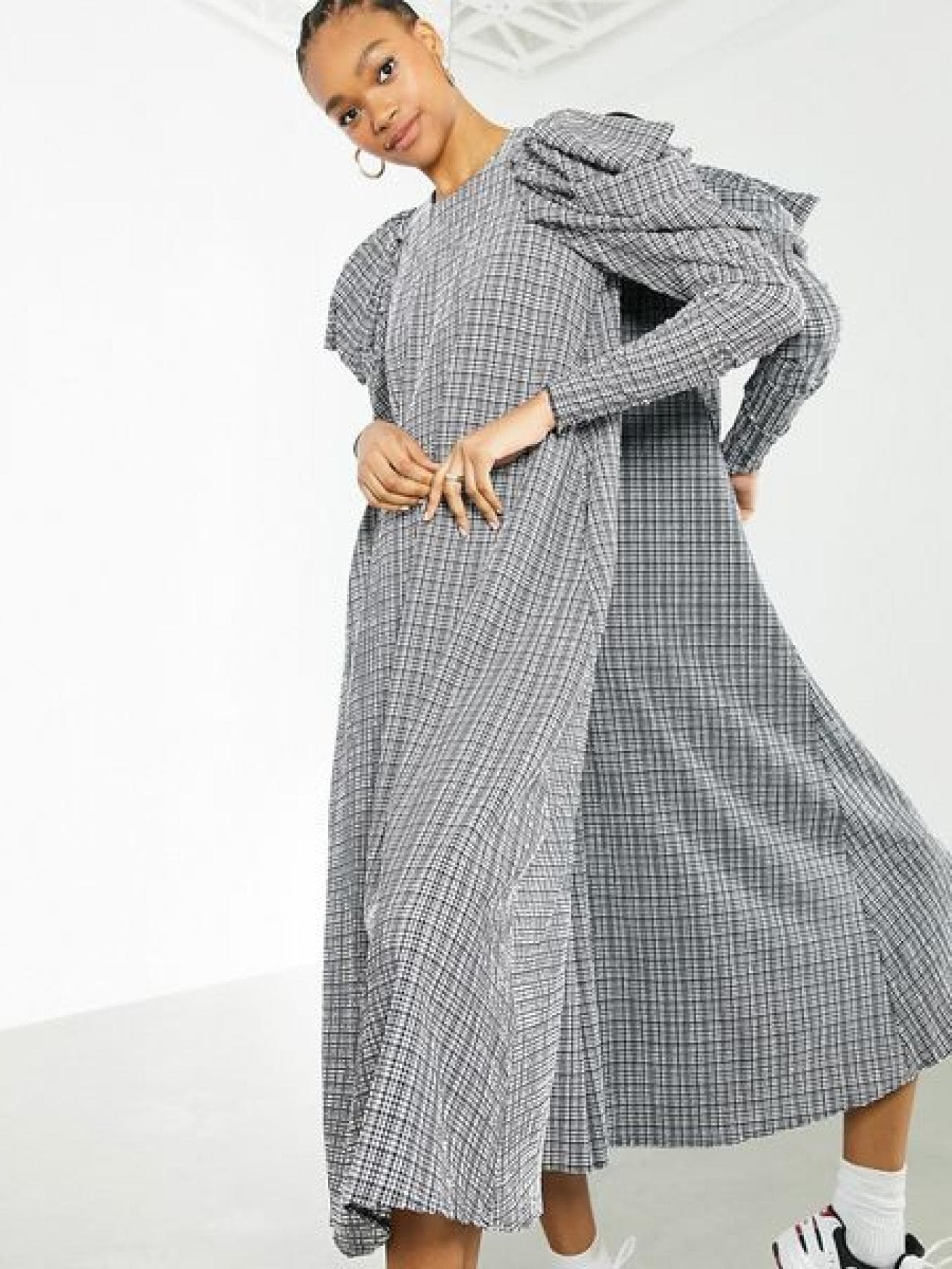 Kariertes Midikleid aus Seersucker mit Puffärmeln in Schwarz und Weiß