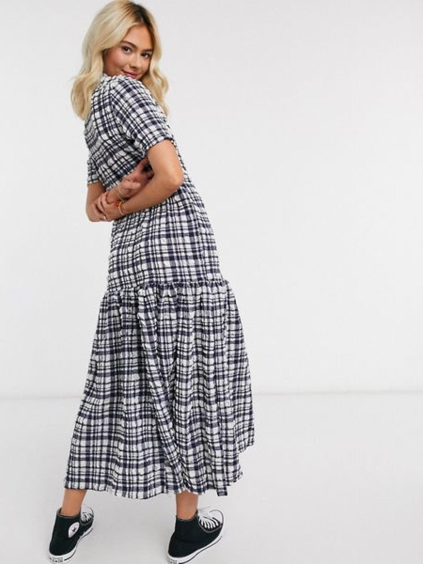 Blau kariertes Seersucker-Kleid