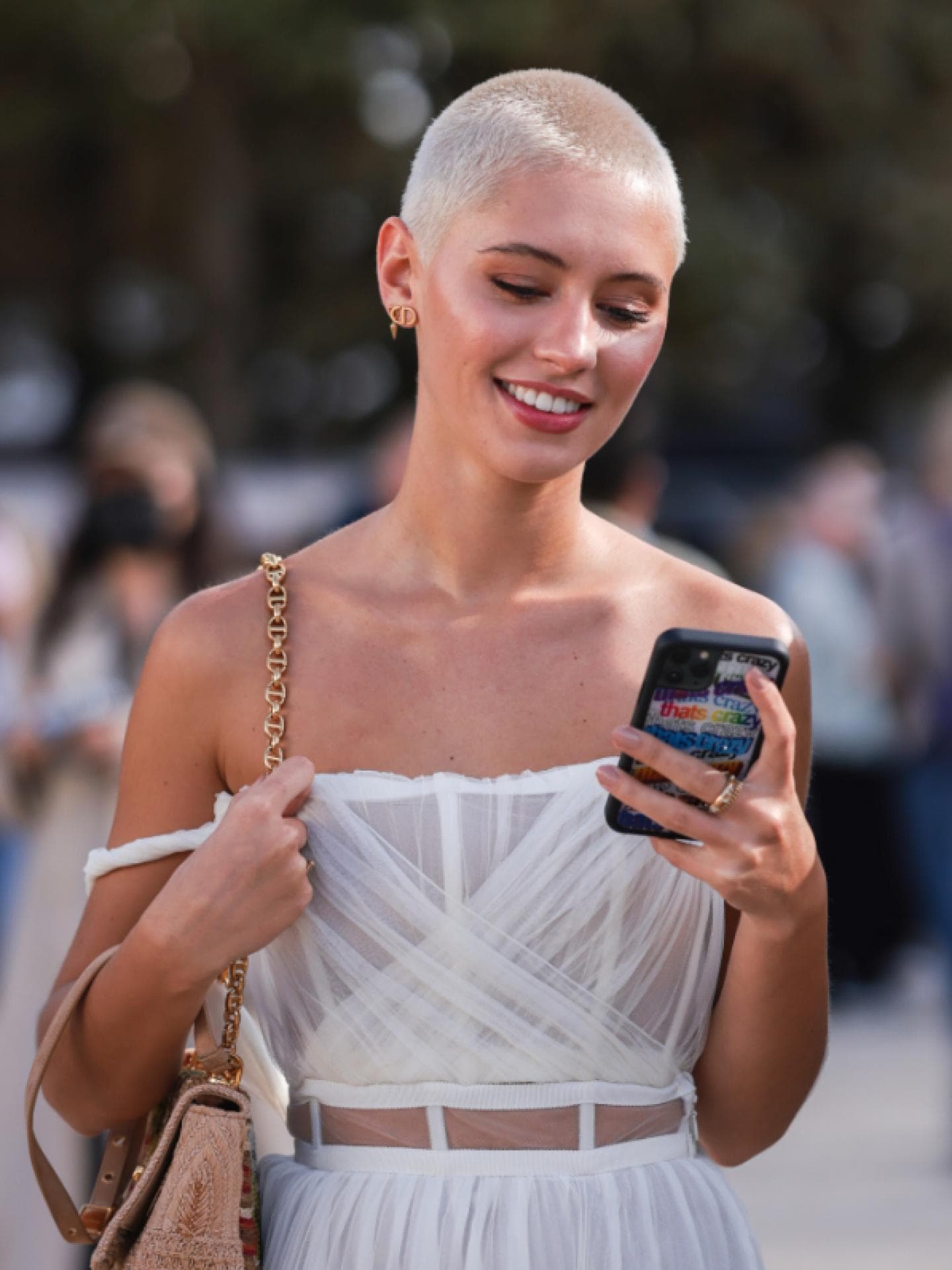 Blonde Frau mit einem Buzz Cut