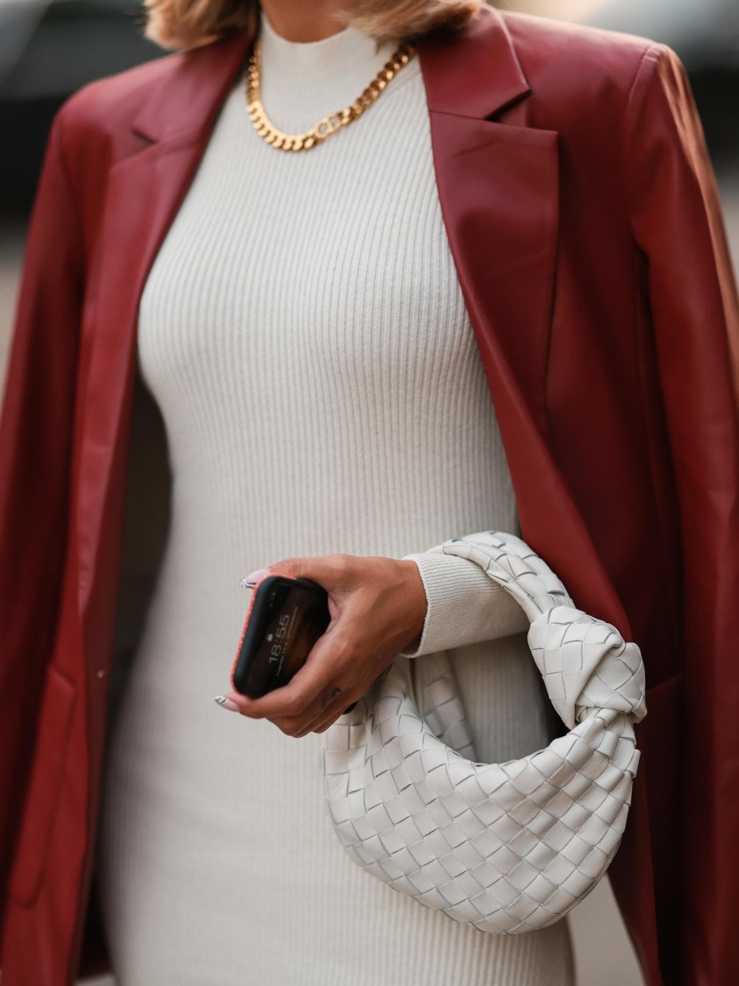 Frau trägt Strickkleid
